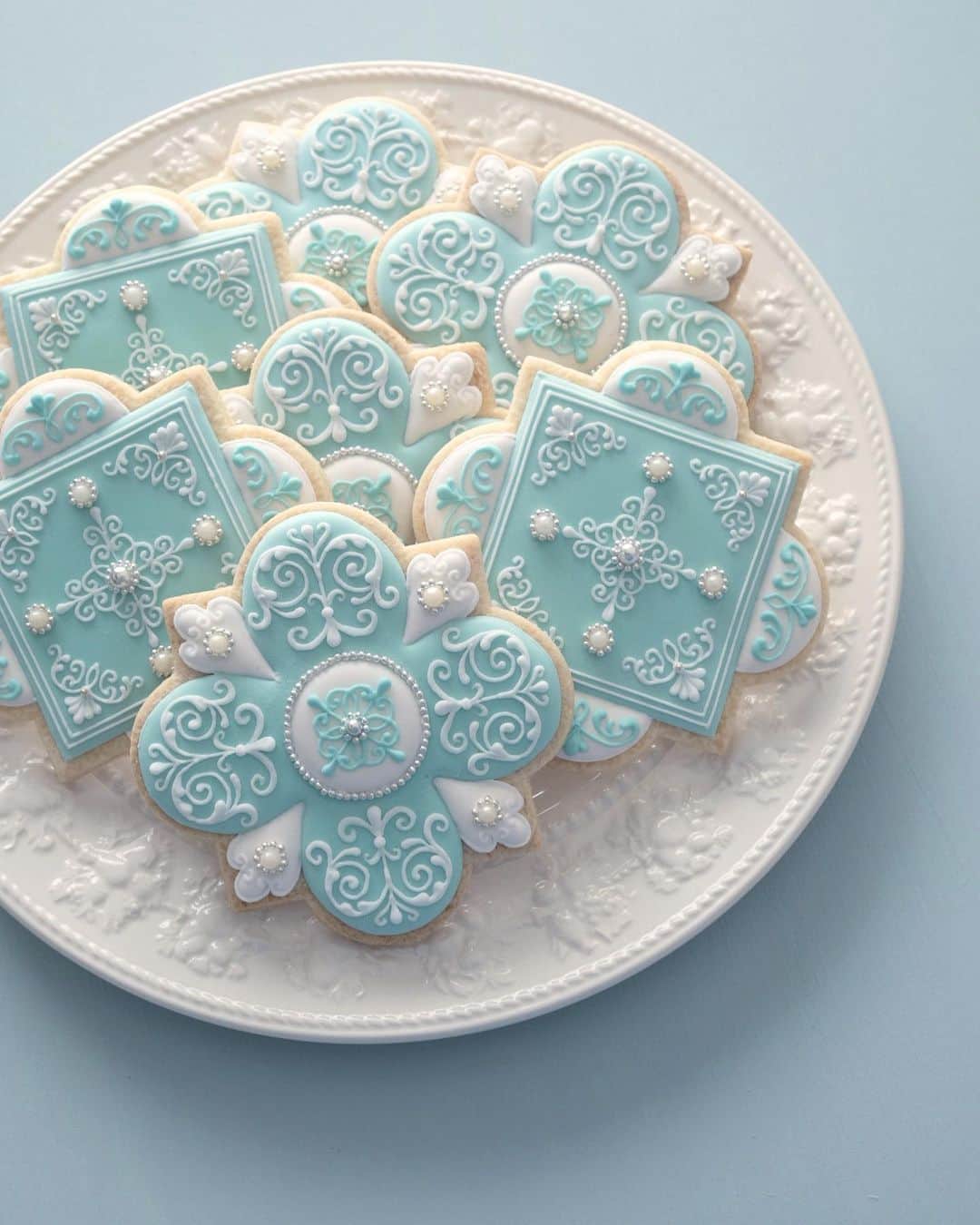 KUNIKAのインスタグラム：「Cookies inspired by Marie Antoinette.  I imagined that i was a pastry chef in the same century that she lived and i was serving her...🏰  昨日の久しぶりのアイシングインスタライブ見てくださった皆さまありがとうございました🤍 電波の問題は無さそうで一安心。 またやる時は前日までにストーリーでお知らせしますね🦋  (いつかリーズ行ってみたいです🇬🇧💭)  #artofkunika」