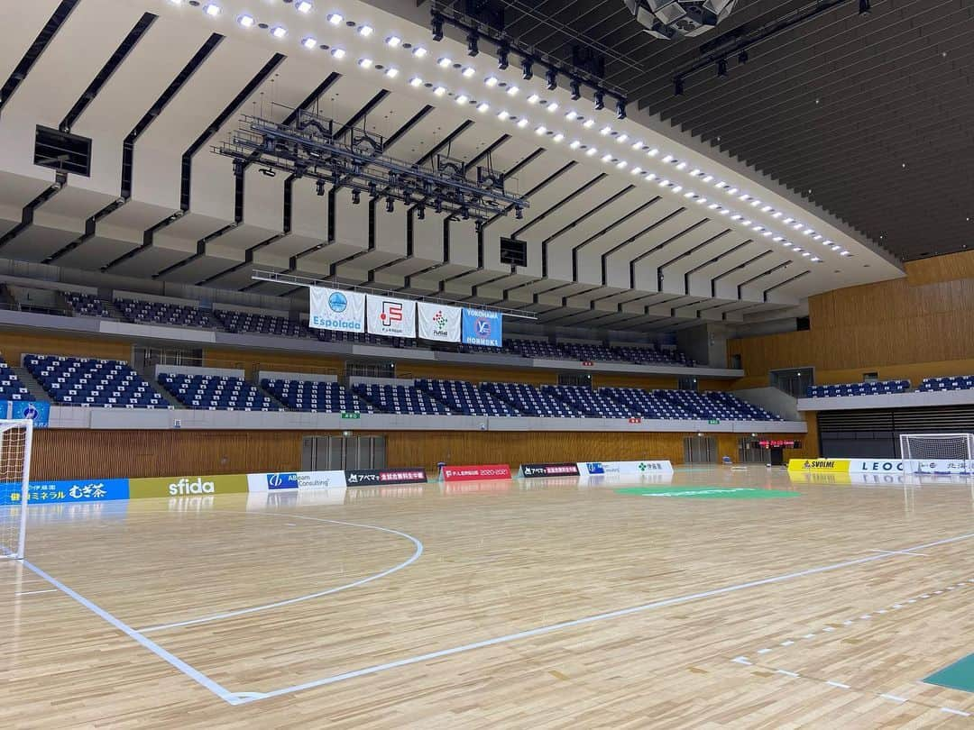 五十幡裕介さんのインスタグラム写真 - (五十幡裕介Instagram)「フットサルFリーグ、 エスポラーダ北海道の試合を観て下さった方々、 ありがとうございました！ エスポラーダ北海道が、前半に5得点！ 後半相手に押し込まれましたが、 さらなる追加点で7-4と点の取り合いを制しました！  今回の中継に向け、金井監督をはじめ、 エスポラーダの選手の皆さんに沢山お話をお聞きしました。 だからこそ、 ・選手の皆さんが仕事や専門学校が終わった夜間に、 　遅くまで練習を積んでいること ・選手たち自身も、会場設営や撤収作業を行なっていること ・練習中は、金井監督自らボールの空気を膨らませていること など、選手の日々の取り組みをお伝えしたかったのですが、 そこまでできず…。 このInstagramの場を借りて、お伝えさせて下さい。 エスポラーダを取材し、恥ずかしながら フットサルという競技に初めて触れて、 なんてスピーディーで目が離せない面白い競技なんだろうと、 自分自身の中で強く感じました。 またこうした機会に、巡りあえますように。 エスポラーダ北海道の皆さん、本当にありがとうございました！  #フットサル #Fリーグ #エスポラーダ北海道 #選手 全員が #北海道 出身 #道産子 #オール北海道 #解説 #エスポラーダ #U-18 #監督 #神敬治 さん #北海道きたえーる #リモートマッチ #次 は #ファン #サポーター の #手拍子 #歓声 とともに #HTB #アナウンサー #五十幡裕介 #実況」11月23日 21時43分 - htb_isohatayusuke