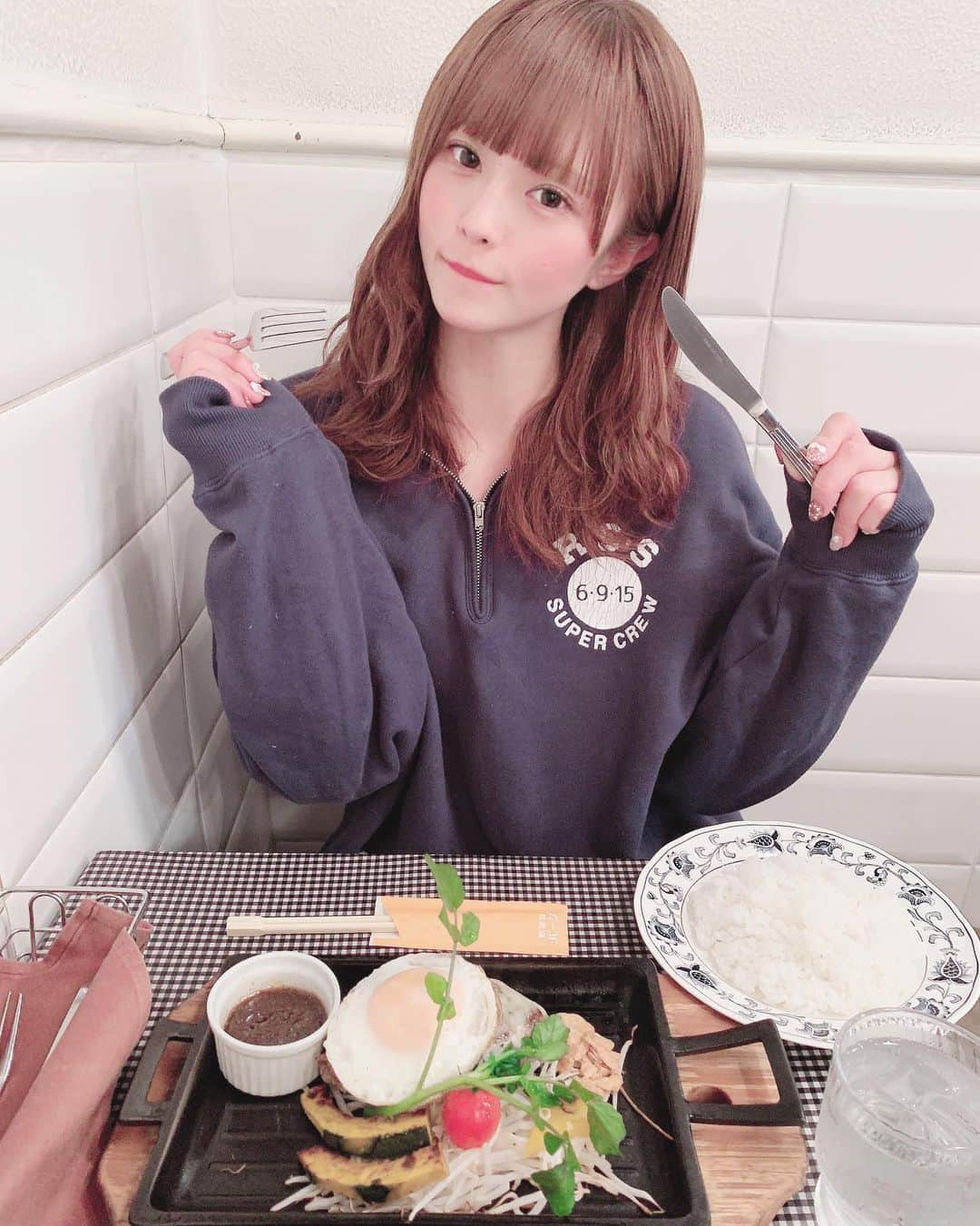 葉月沙耶さんのインスタグラム写真 - (葉月沙耶Instagram)「1日30個しか提供しないらしいハンバーグたべたの、美味しかったなあ……‪‪❤︎  ‬ ハンバーグ作れるようになりたくなった𓈒 𓂂𓏸♥  ワンピース @rodeocrowns_official   #ワンピース #銀座カフェ #銀座ランチ #銀座グルメ #銀座ディナー #巻き髪 #スポーティーコーデ #スポーティー女子 #ハンバーグ #ハンバーグプレート #ハンバーグステーキ #ginza #ginzatokyo #햄버거 #hamburger #汉堡包 #แฮมเบอร์เกอร์  #数寄屋バーグ #数寄屋」11月23日 21時55分 - sayapon_310