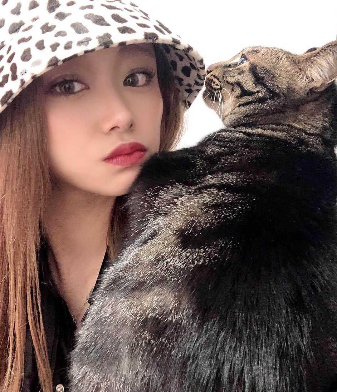 Monaのインスタグラム：「. . . 💏♡ . . . #dj#femaledj#japan #japanesegirl#cat#catstagram #猫#猫のいる暮らし#猫好き #猫のいる生活#愛猫#バケハ #バケットハット#ファッション」