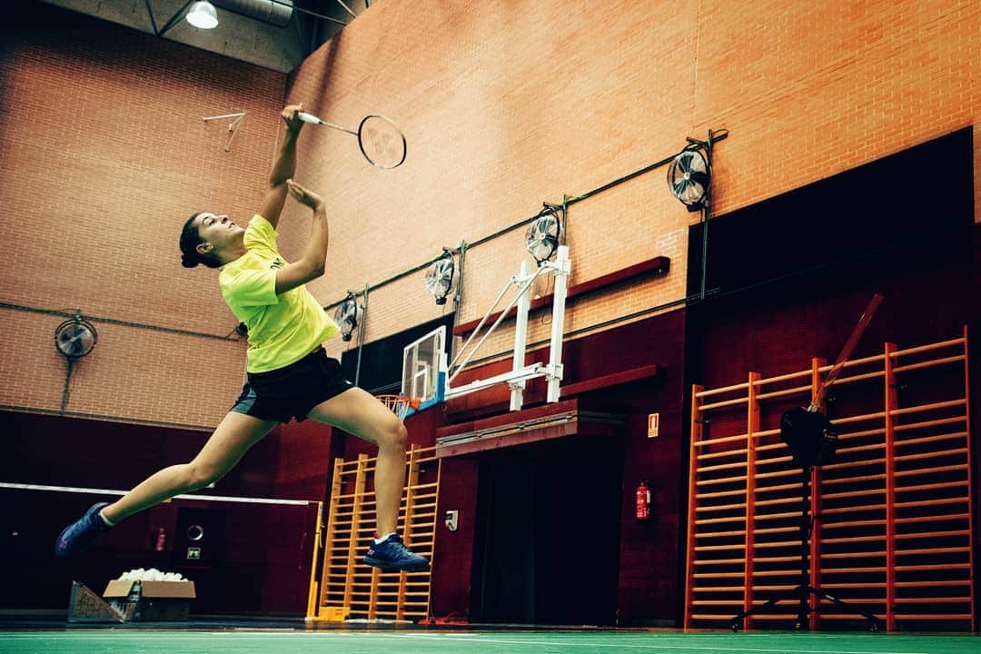 キャロリーナ・マリンのインスタグラム：「𝕃𝕖𝕥'𝕤 𝕗𝕝𝕪 🌬️🏸  #PuedoPorquePiensoQuePuedo」