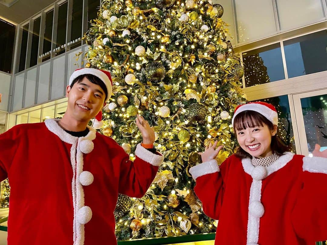 鳥越佳那のインスタグラム：「気づけばクリスマスまであと1ヶ月🎄✨  先日 新静岡セノバのツリー点灯式を担当しました🎄✨  ツリーから 森をイメージしたアロマの香りがしてきて... クリスマスの雰囲気を満喫しました🙊✨  今年は12月25日まで 点灯しているそうです💡  #まるごとツイート #新静岡セノバ #クリスマスツリー」