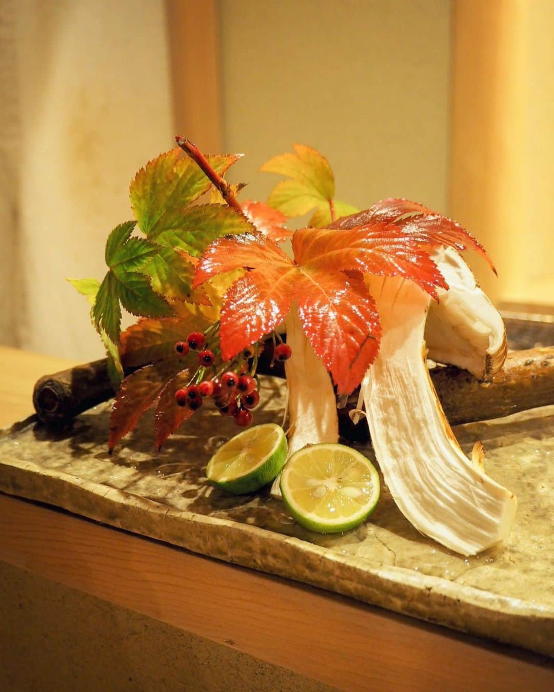 ASUKAさんのインスタグラム写真 - (ASUKAInstagram)「.﻿ 先日機会があり、とても素敵な和食をいただきました🙏﻿ 京都にある #鈴江 さん✨﻿ ﻿ @iamkaorin とドキドキしながら向かったんだけど優しくおもてなし頂き、最高に素晴らしい食材の数々をおそらく最高の調理法でいただくことができました🥺💕﻿ ﻿ ﻿ ▫️兵庫県 #香住 の #セコガニ﻿ 季節を感じながらスタート。﻿ 中の蟹味噌までしっかり味わい尽くした🦀﻿ ﻿ ▫️お刺身　鯛、赤貝、うに　淡路島﻿ 臭みなんて一切無い濃厚な赤貝にウニ、そして大好きな鯛🐟﻿ 醤油なんてつけずお塩だけで最高に美味しかった✨﻿ ﻿ ▫️ #フカヒレ﻿ 青森の生の #ヨシキリザメ を贅沢に使用した和風出汁のフカヒレ✨﻿ 生は処理がかなり大変で出回る時期も1ヶ月半と限られているのでかなり貴重！﻿ きっと人生で生のフカヒレなんて食べるの初めて！﻿ そしてやはりとんでもなく美味しかった❤️﻿ ﻿ ▫️ #琵琶湖 の #もろこ﻿ 頭から尻尾までぱくっと頂ける素材をそのまま生かした優しいお味🐟﻿ ﻿ ▫️丹波瑞穂の #松茸﻿ 素材が美味しいのでだいだいのポン酢もお塩も付けず食べるのが1番風味も感じられて美味しかった☺️﻿ ﻿ ▫️鱧と松茸の揚げ出し﻿ これはもう、お出汁も最高で体に染み渡った🥺✨﻿ ﻿ ▫️ #お寿司　しめ鯖、戸井マグロ﻿ 直前に表面を軽く炙ってくれて風味も最高な #さば寿司 となめらかな #戸井マグロ﻿ ﻿ ▫️デザート　柿﻿ これは1ヶ月かけて熟成させたゼリーのような柿✨美味しすぎてかおりんが残した分までしっかり全部頂きました😍しあわせ←﻿ ﻿ ﻿ 死ぬまでに行ってみたいお店枠に入るようなお店なので再訪したいなんておこがましいこと言えないけど🤫﻿ 人生経験がまた一つ増えました❤️🙏﻿ ﻿ ﻿ #京都グルメ #京都ディナー #東山グルメ #グルメ女子 #グルメ部 #贅沢ディナー #京都和食 #ミシュラン二つ星 #予約困難店」11月23日 21時52分 - a.asuka.a