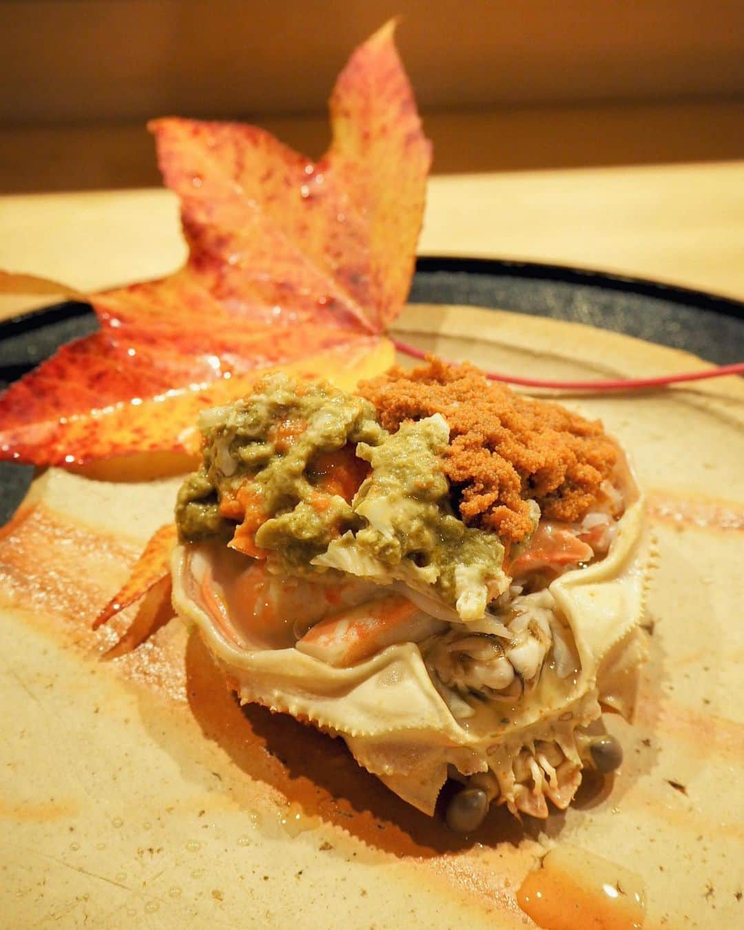 ASUKAさんのインスタグラム写真 - (ASUKAInstagram)「.﻿ 先日機会があり、とても素敵な和食をいただきました🙏﻿ 京都にある #鈴江 さん✨﻿ ﻿ @iamkaorin とドキドキしながら向かったんだけど優しくおもてなし頂き、最高に素晴らしい食材の数々をおそらく最高の調理法でいただくことができました🥺💕﻿ ﻿ ﻿ ▫️兵庫県 #香住 の #セコガニ﻿ 季節を感じながらスタート。﻿ 中の蟹味噌までしっかり味わい尽くした🦀﻿ ﻿ ▫️お刺身　鯛、赤貝、うに　淡路島﻿ 臭みなんて一切無い濃厚な赤貝にウニ、そして大好きな鯛🐟﻿ 醤油なんてつけずお塩だけで最高に美味しかった✨﻿ ﻿ ▫️ #フカヒレ﻿ 青森の生の #ヨシキリザメ を贅沢に使用した和風出汁のフカヒレ✨﻿ 生は処理がかなり大変で出回る時期も1ヶ月半と限られているのでかなり貴重！﻿ きっと人生で生のフカヒレなんて食べるの初めて！﻿ そしてやはりとんでもなく美味しかった❤️﻿ ﻿ ▫️ #琵琶湖 の #もろこ﻿ 頭から尻尾までぱくっと頂ける素材をそのまま生かした優しいお味🐟﻿ ﻿ ▫️丹波瑞穂の #松茸﻿ 素材が美味しいのでだいだいのポン酢もお塩も付けず食べるのが1番風味も感じられて美味しかった☺️﻿ ﻿ ▫️鱧と松茸の揚げ出し﻿ これはもう、お出汁も最高で体に染み渡った🥺✨﻿ ﻿ ▫️ #お寿司　しめ鯖、戸井マグロ﻿ 直前に表面を軽く炙ってくれて風味も最高な #さば寿司 となめらかな #戸井マグロ﻿ ﻿ ▫️デザート　柿﻿ これは1ヶ月かけて熟成させたゼリーのような柿✨美味しすぎてかおりんが残した分までしっかり全部頂きました😍しあわせ←﻿ ﻿ ﻿ 死ぬまでに行ってみたいお店枠に入るようなお店なので再訪したいなんておこがましいこと言えないけど🤫﻿ 人生経験がまた一つ増えました❤️🙏﻿ ﻿ ﻿ #京都グルメ #京都ディナー #東山グルメ #グルメ女子 #グルメ部 #贅沢ディナー #京都和食 #ミシュラン二つ星 #予約困難店」11月23日 21時52分 - a.asuka.a