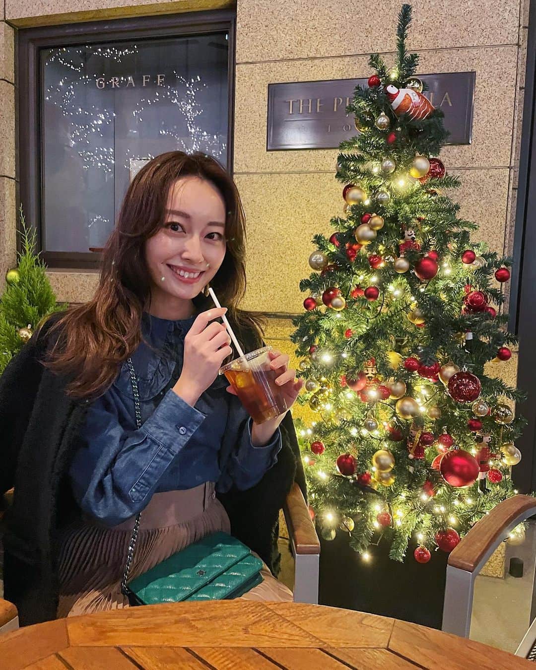 小祝麻里亜のインスタグラム：「屋外カフェだし☕️たまたまお客さんもいなくって、マスクを外してゆっくりティータイムを楽しめた🥰🎄  iPhoneの普通カメラで撮ってもらってるんだけど、なんか顔中キラキラ✨になってる、フィルターみたい✨なんでだろ？🌟🌟🌟  三連休だった方も、そうではなかった方も、明日からまた素敵な一週間になりますように🙏  ． ． ．＿＿＿＿＿＿＿＿ #thepeninsulatokyo #foodtruck #cafestagram #look #instafashion #셀스타그램 #얼스타그램 #코디 #스타일링 #데일리 #데일리룩 #오오티디 #카페 #카페추천 #카페 #카페스타그램 #데이트 #カフェ #カフェスタグラム」