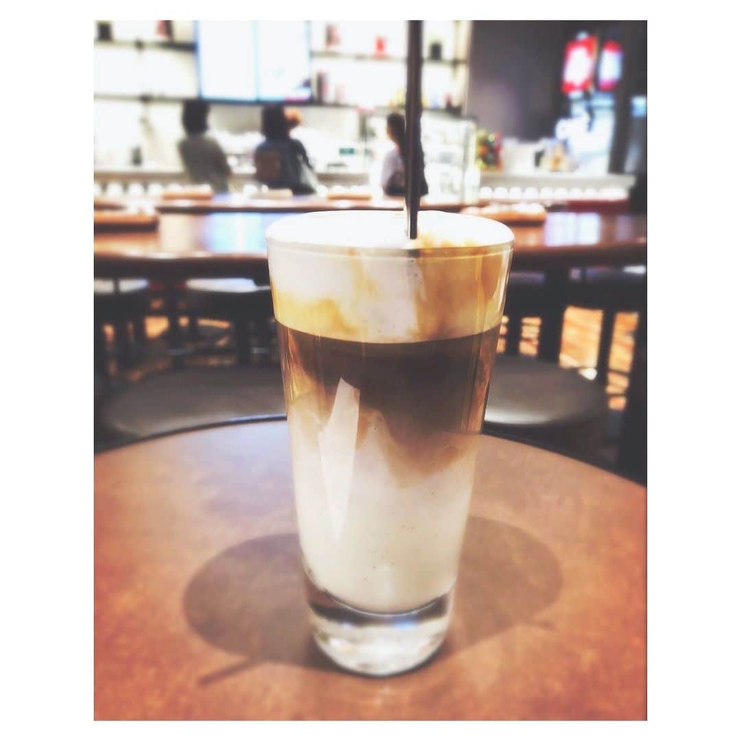 理絵さんのインスタグラム写真 - (理絵Instagram)「今、1番飲みたいやつ  イリーのアイスカプチーノ🤎  滑らかできめの細かいふわふわミルク🥛が恋しい  #illycoffee #cappuccino #カプチーノ #アイスカプチーノ #イリー #illy」11月23日 21時53分 - ____rie____