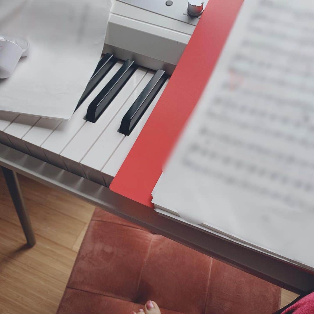 梅田彩佳さんのインスタグラム写真 - (梅田彩佳Instagram)「. . . 私の歌の練習の定位置。 ピアノの前で。 音がわかんなくなったらピアノので音出して✨🐕 . . . 練習、練習あるのみです。 立ち稽古始まりましたー！！ ワックワクだよー 頭パンクだよー . . でも 楽しいよー☺️☺️☺️✨✨✨！！！ . . . #ミュージカル #edges #お楽しみにー🥰」11月23日 21時54分 - ayaka_umeda_official