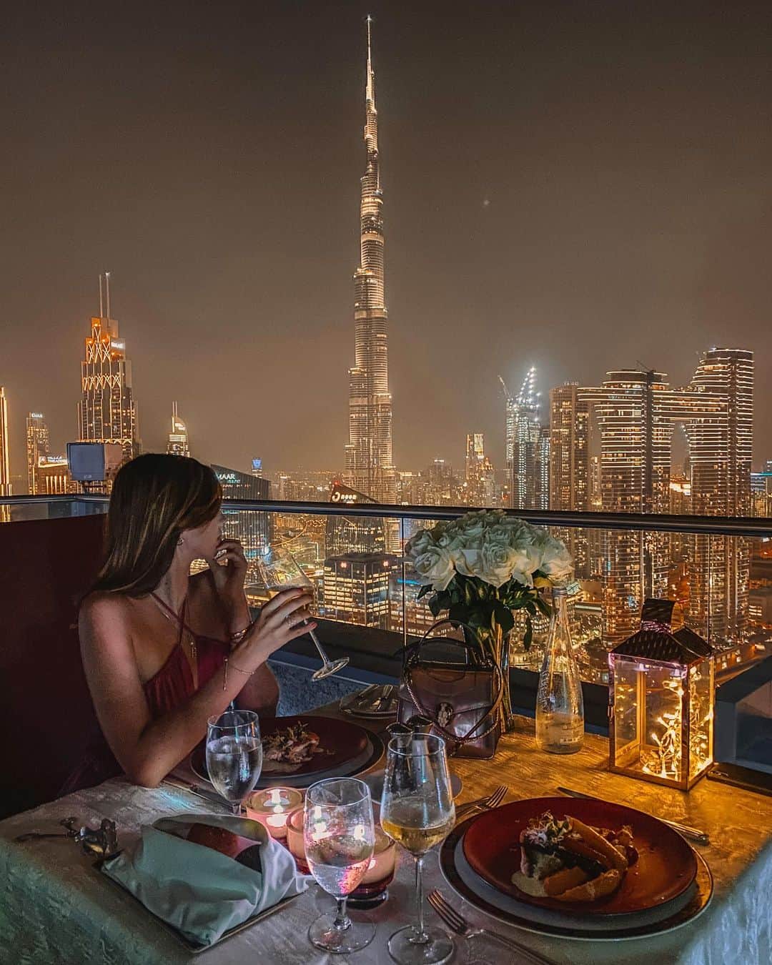 バーボラ・コディトヴァのインスタグラム：「My kind of a date night @shangrila_dubai 🥂」
