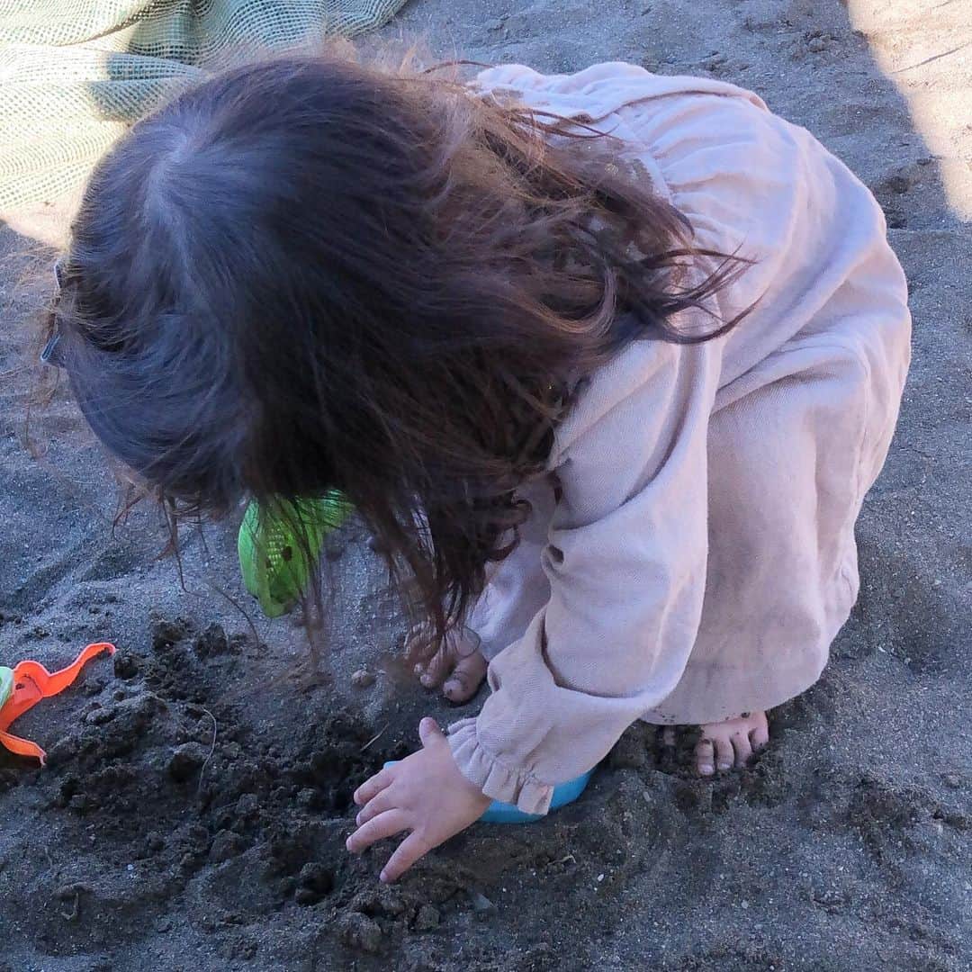 神尾佑さんのインスタグラム写真 - (神尾佑Instagram)「裸足でお砂場。1人黙々と。頼もしい娘。」11月23日 22時05分 - yu_kamio