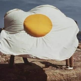 プロエンザスクーラーのインスタグラム：「Fried up Claes Oldenburg, Fried Egg, 1966」