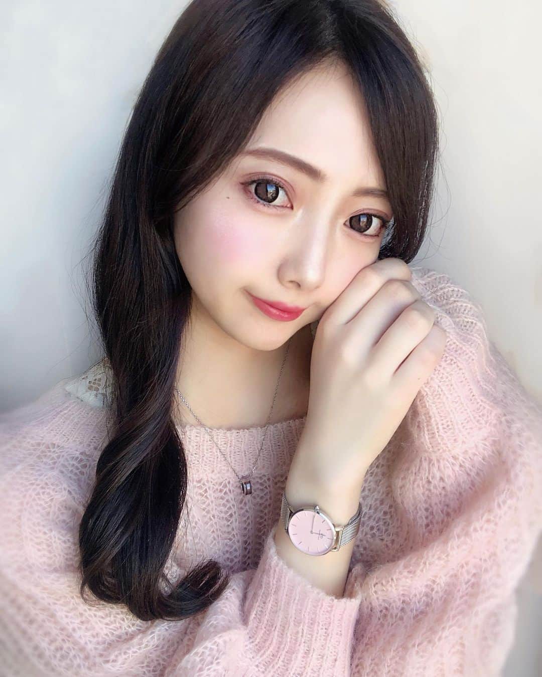 のインスタグラム：「. 時計もネックレスも　@danielwellington ❤︎ . 今回もまたPRでいただいたんだけど シルバーとベビーピンクの組み合わせがどタイプすぎて 最近毎日つけてる…ほんとーに可愛い…🥺❤︎ . これからの時期はタートルのニットとかの上から このネックレス合わせてつけたいな〜❄️❄️ . . . "11月20日～30日まで期間限定で 2020年最大のDW Black Fridayセール開催中” .  そして【mami11】のクーポンコード併用で さらに15%OFFになるから是非使ってみてね😽❤︎ . . . ＊公式サイトwww.danielwellington.com/jp . . . .   @danielwellington  #ダニエルウェリントン  #DWブラックフライデー . .  . #PR #ヨシンモリ #メイク #韓国ヘア#時差投稿　#韓国メイク　#ブルベ #まつげパーマ #photo #pic #photography #make #followｍe #lfl #makeup #me #f4f #l4l #photooftheday #fff #like4like #follow4follow #ootd #instagood」