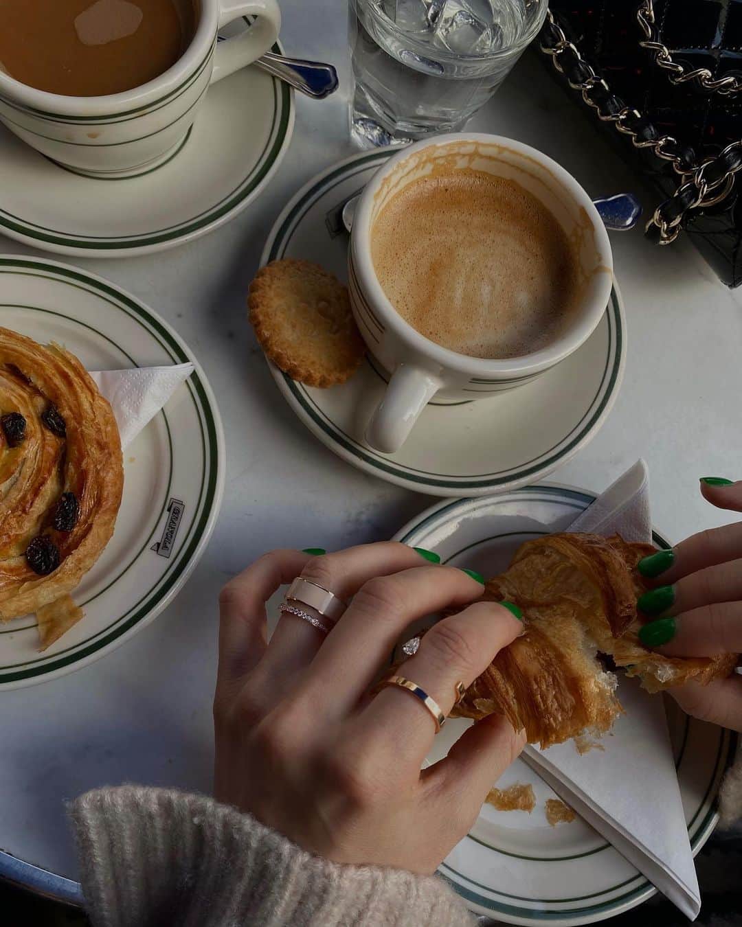のインスタグラム：「Annonce  Second breakfast wearing Berbere Chromatic ☕️🥐 @repossi   #repossinarratives」