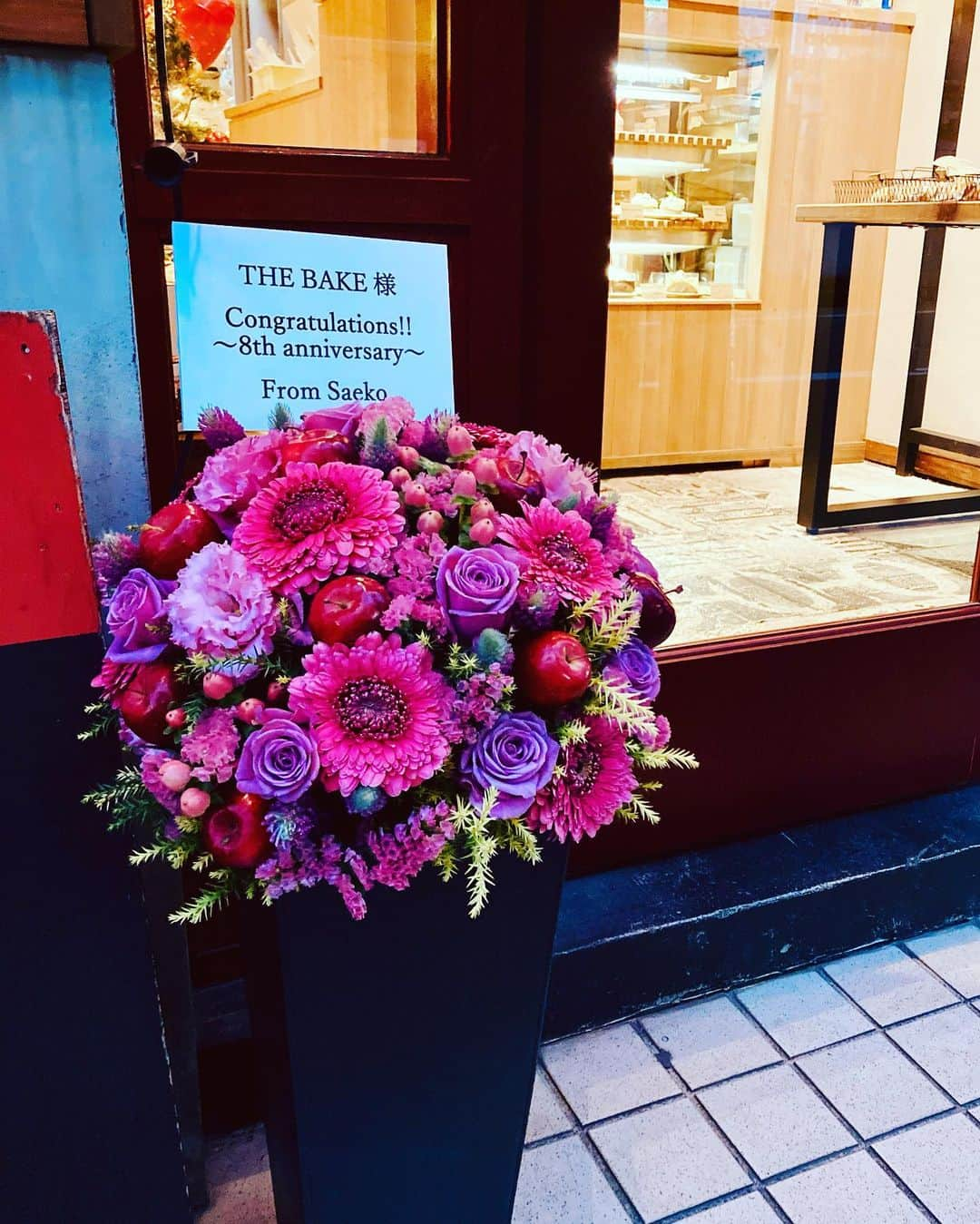 The Bakeさんのインスタグラム写真 - (The BakeInstagram)「昼過ぎ頃 とても素敵なお花屋さんが来て @makotookudomi  「紗栄子さんからお花が届いているのでお持ちしてよろしいですか」 と… 私の知っている紗栄子さんは1人しかおらず…もうびっくりしてポカンとしてしまいました。 @saekoofficial  紗栄子さん本当に本当にありがとうございます🤍  今年の周年でこんなにたくさんの サプライズを頂いていいんだろうかと戸惑いつつ感動と感謝で連日 心温まる思いです。  紗栄子さんが現在行なっている様々な活動に 心から賛同していて ベイクとして私個人として協力できる事があるなら微力ながらも行動したい。  それと同時に今回皆様から頂いた お祝いのお花やお言葉が 本当に私の心を温かくし、 また明日から頑張ろうという活力になったように ベイクのお菓子が皆様の ほんの少しの癒し 幸せな時間 明日への活力に 心温まるものに 慣れるよう 全力を尽くして参ります。  本当にありがとうございます🤍」11月23日 21時58分 - the_bake1121