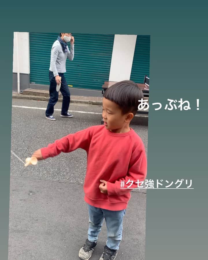 渋木さやかのインスタグラム：「家族で何もせずに過ごした三連休。 みんなどんな風に過ごしました？  🌰ドングリのクセ強めメモ。  ■けん玉持たせると、あさま山荘事件みたい。 (是非ググって欲しい) ⠀ ■ケンケンパの様子がおかしい。  ■急にヨガの座法で瞑想ポーズ。最後に「バナナーー！🍌　」って叫ぶ。(最近、語尾にバナナ付けがち)  ⠀ ■近所にランチに行ったら、鬼滅の刃とリモコンポケットに入れてきた。 ⠀ ■ダンスのクセ…リズム感どこ？  ■散歩したいのに座り込んで無視される。いや、まったく歩かないことがある。犬の方が歩くやろ。なんでや😀✋🏾 ⠀ ■ご飯やさんで「めっちゃうまぁ〜！」って、店員さんに叫んで「関西(かんさい)の方ですか？」「4歳ですぅ〜！」って答えてた。かんさい→なんさい？って聞こえたのかな。 ⠀ ⠀ ひとんちの子だったら、「ウケる〜🤣」なんだけど、自分ちの子だと、まぁまぁ心配になることもあるけど、毎日笑えて楽しいです。  ⠀ #ドングリ日記」