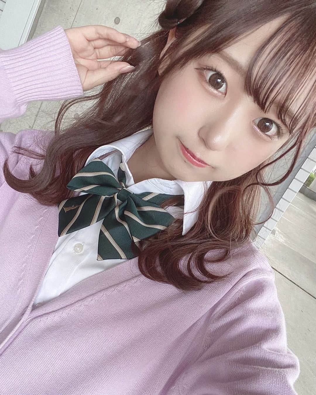 町田穂花のインスタグラム：「. . こうみえて現役JKです👶🏻 . 好きな薄紫色のカーディガンかわいかった☺️♡ .  #ひつじヘア #制服 #制服コーデ #jkブランド #jk3 #自撮り女子 #自撮り界隈 #女子高生」