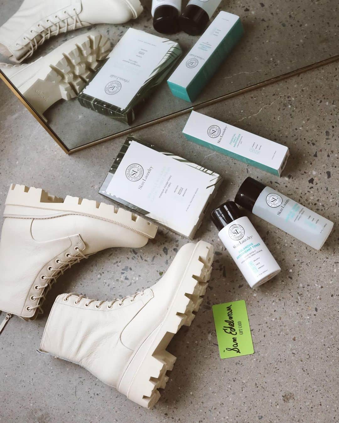 サムエデルマンのインスタグラム：「TAG A FRIEND YOU’RE THANKFUL FOR! 💚 We partnered with our friends at @skinlaundry to make sure you are feeling your best self this Thanksgiving weekend! Follow the instructions for a chance to win in a $150 gift card to shop on #SamEdelman and a gift basket of #SkinLaundry product worth $145 value!   Here's how to enter: ✔️ Tag a friend you’re thankful for in the comments below ✔️ Like and save this post ✔️ Make sure you both follow @sam_edelman + @skinlaundry   Two winners will be randomly selected on 11/24!  See link in bio for terms and conditions.」