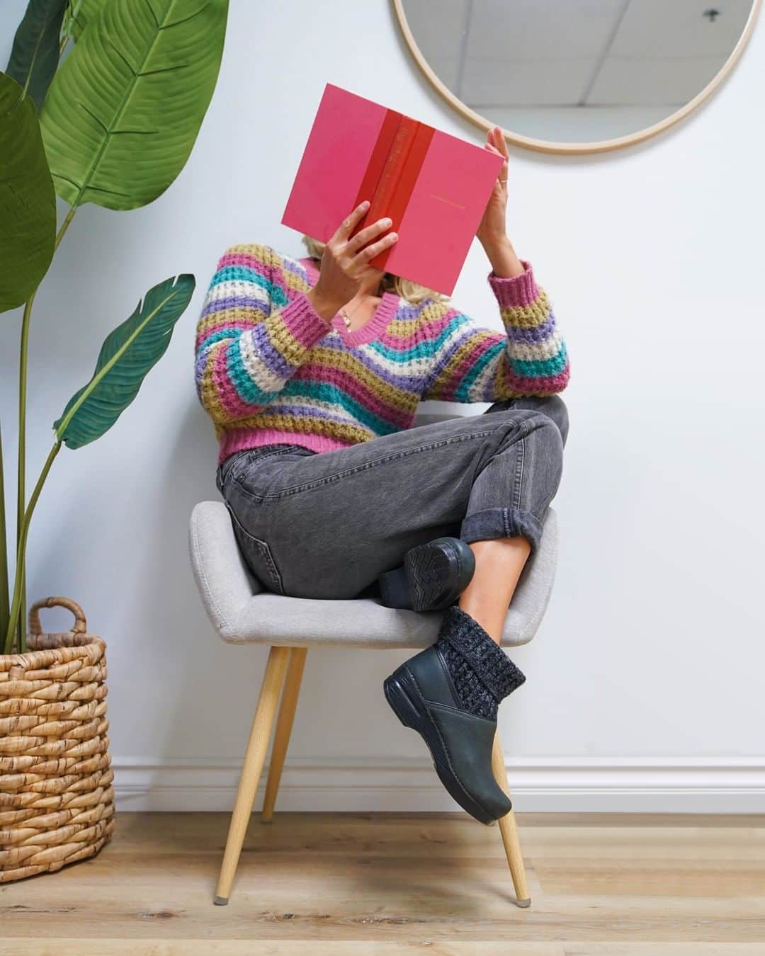 ダンスコのインスタグラム：「Curl up in comfort. Shop Chloe on our website now!」