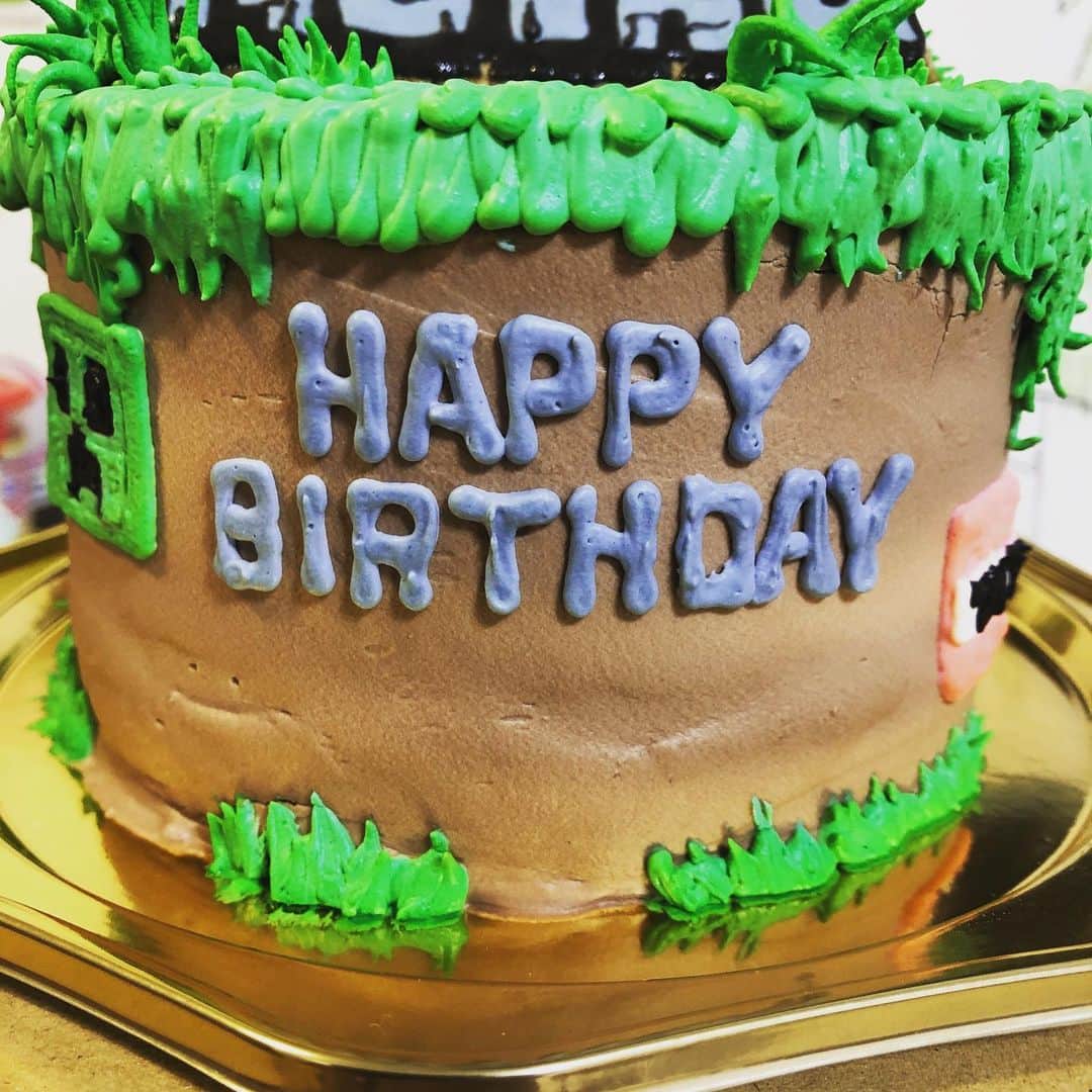 神尾佑のインスタグラム：「息子の5歳の誕生日。どうしてもマイクラのケーキがいいと。オーダーで作ってくれるお店があったそうな。しかしパティシエはマイクラを全く知らず。それなのにこのクオリティ！」