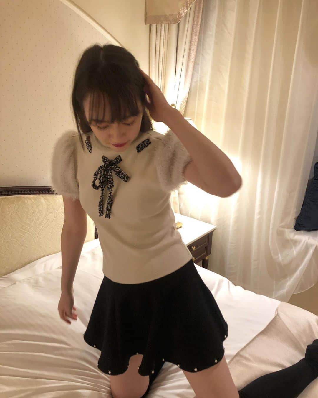 ナタリア聖奈さんのインスタグラム写真 - (ナタリア聖奈Instagram)「・ ・ 良い子の皆はベッド・インのお時間です！∈'＾'∋ ・ #ナタリア聖奈 #ljk #ガーリーコーデ #ラブリー  #モノトーンコーデ #ニーハイ  #ヴィンテージ #秋冬コーデ」11月23日 22時03分 - _natamilk_