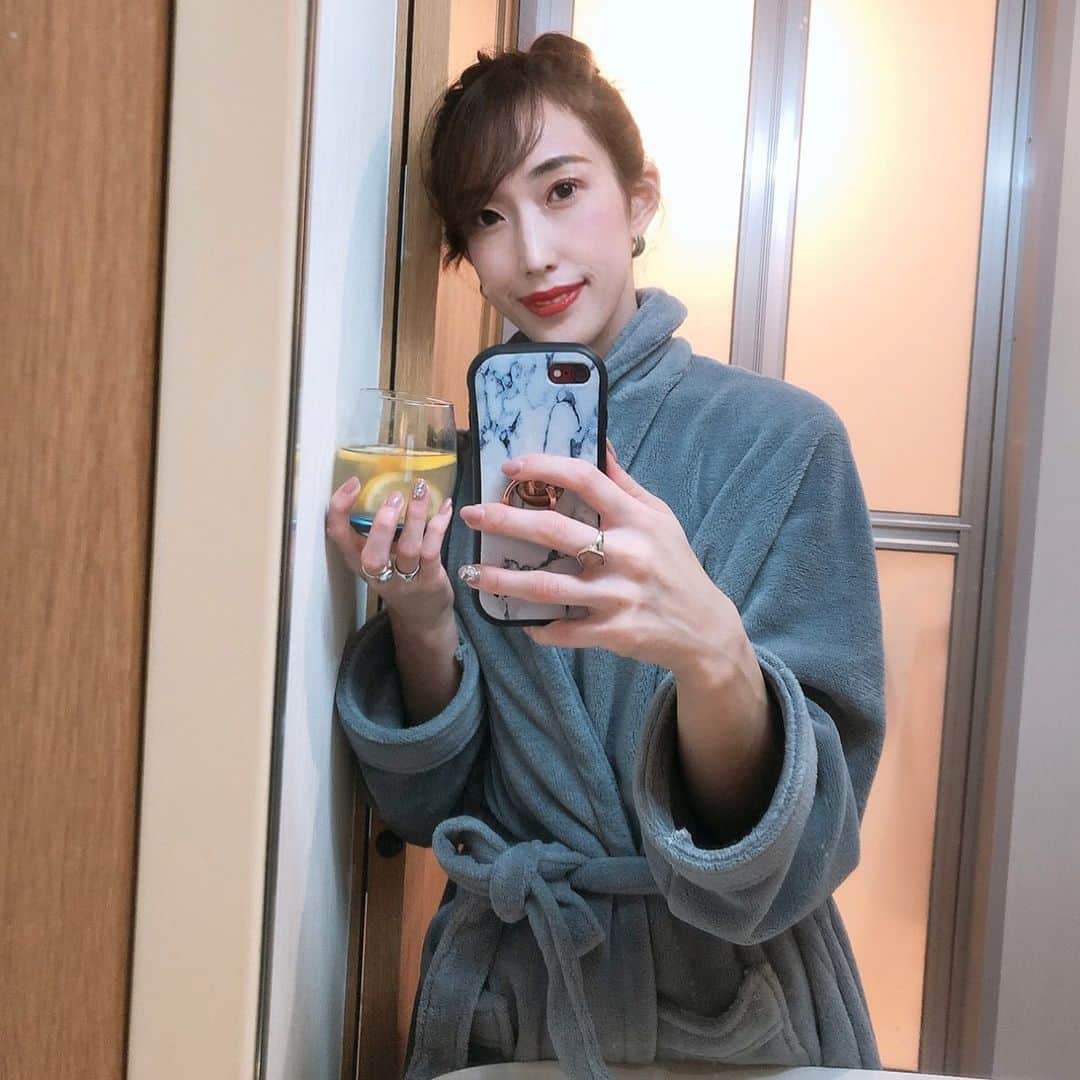 近藤夏奈のインスタグラム：「﻿ ﻿ ﻿ ﻿ ホットレモン飲んでからお風呂に浸かるのが﻿ 至福の時間🍋🌿﻿ ﻿ おやすみ🌝﻿ .﻿ .﻿ ﻿ ﻿ ﻿ ﻿ ﻿ ﻿ ﻿ ﻿」