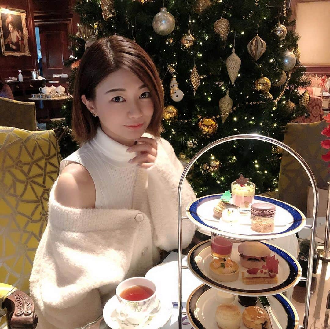 野田あず沙のインスタグラム：「christmas afternoon tea🎄🫖﻿ ﻿ ﻿ ﻿ 空間の全てが可愛くて幸せでした🤍﻿ ﻿ ﻿ ﻿ ﻿ ﻿ ﻿ ﻿ ﻿ ﻿ ﻿ ﻿ ﻿ #ritzcarlton #osaka #christmas #afternoontea #リッツカールトン #リッツカールトン大阪 #大阪 #大阪カフェ #大阪観光 #大阪女子旅 #女子旅 #goto #関西 #関西旅行」