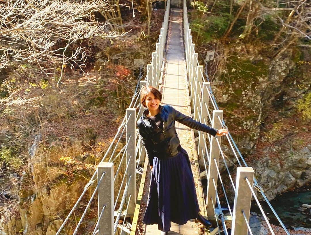 ERICAさんのインスタグラム写真 - (ERICAInstagram)「【山梨バスツアー】 . 晴れて、暖かくて気持ちいい三連休ー^_^幸せー！ . 今年最後になりそうな紅葉を楽しみに、山梨のバスツアーに参加してきました！ . 日本の紅葉🍁はなにげに4年ぶりだけど、まもなく日本に帰ってきて1年経つんだよなぁ。 . すごく早い！ . バスツアーは、パワースポット2ヶ所、すき焼き御前、葡萄狩り、ハーブ園、というなんとも盛り沢山の内容。 . ちなみにGotoで7480円が5080円になって、プラス地域共通クーポンが1000円つきました！(葡萄1房のおまけ付き🍇) . 初日だけだけど少し遠出してリフレッシュすることができました☘️ . #山梨観光 #山梨 日本 #鯉 #庭園 #ぶどう狩り #日帰り #旅行 #紅葉 #バスツアー #ツアー #秋　#充実　#リラックス # #休日の過ごし方 #休日 #観光 #国内観光 #インスタ映え #幸せ #ハヤリタビ #タビジョ　#旅好きと繋がりたい　#旅　#東京女子部 #旅行好きと繋がりたい　#旅スタグラム #旅行好きと繋がりたい #旅行好き #パワースポット巡り」11月23日 22時06分 - renee.erica89