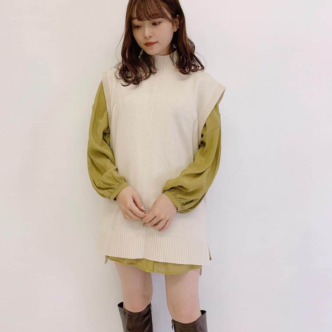 Vannie Officialのインスタグラム：「【VANNIE U VANNIE U 3WAYレイヤードニット】4,900+tax ⠀  《styling》 ゆったりベストと、ショートフルオーバーがセットになった3wayレイヤードニット♪ それぞれレイヤードアイテムとして、単体でも使っていただけるので、幅広くコーディネートを楽しめるのも嬉しいポイント♡  《detail》 シンプルな編み地のベストに、大胆な横リブのショートプルオーバーの表情の違う編み地の2ピースの組み合わせで、こなれ感UP♪ ベストは、チュニック丈なのでミニワンピースのようにお使い頂けます◎  ⠀ 《fabric》 風合いが良くチクチク感の少ないニット ⠀ ⠀ ⠀ #vannie_u#ヴァニーユー #ZOZOでしか買えない⠀⠀  お問い合わせはDMまでご連絡ください‪‪☺︎‬」