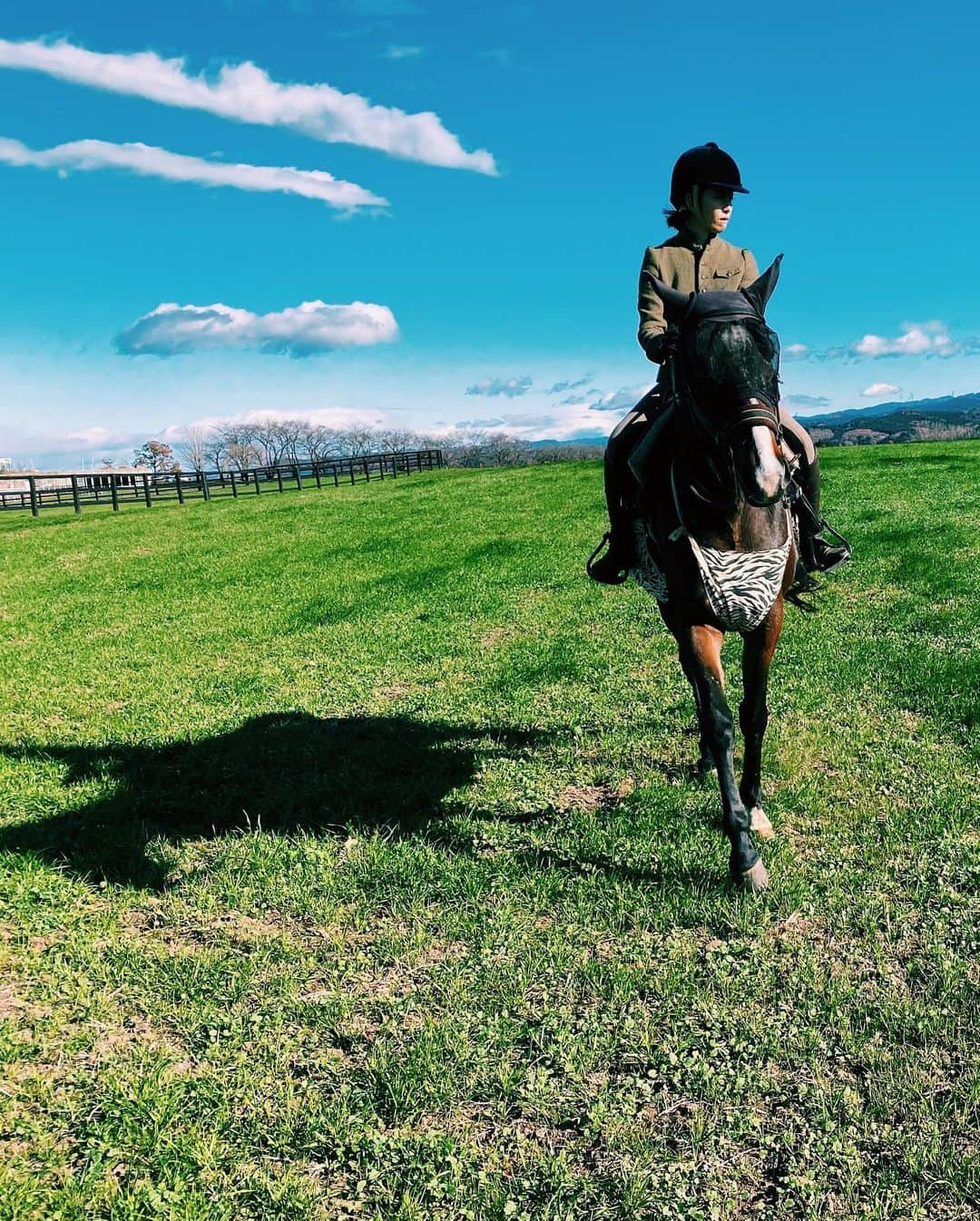 白澤貴子さんのインスタグラム写真 - (白澤貴子Instagram)「Horseriding day🍁  ここに来たのは2,3年ぶりくらいかな？  アイランドホースリゾートがオーナーを変えて今年生まれ変わり、引退馬のセカンドライフを築く @nasufarmvillage へ。  日本一美しい乗馬クラブと言わしめるその雄大な景観はそのままに、 @saekoofficial さんのセンスも加わってお洒落度が増していました。  クラブは祝日ということもあってか、屋外のカフェが朝から大盛況。  私も実は日頃から殺処分される馬を減らすために日本で乗馬をもっと広めたいと考えていて、もちろんここもわずかながら支援させていただいたのでなんだか嬉しい。  1,2年後には温泉付きの宿泊施設のオープンも計画されているそう。  個人的には、あの立派な屋根付きの馬場が使われずにいるのは勿体ないのでレッスン再開と、桜並木の丘の駈歩外乗の復活が、いつか叶うといいな🤍と願いつつ…  どんどん進化していくこの場所のこれからがとても楽しみです♪  #馬ネタ続きでごめんなさい #未経験者や子どもも外乗できるので皆さん是非 #_tahco_et_cheval」11月23日 22時07分 - takakoshirasawa