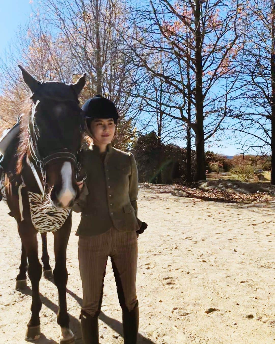 白澤貴子さんのインスタグラム写真 - (白澤貴子Instagram)「Horseriding day🍁  ここに来たのは2,3年ぶりくらいかな？  アイランドホースリゾートがオーナーを変えて今年生まれ変わり、引退馬のセカンドライフを築く @nasufarmvillage へ。  日本一美しい乗馬クラブと言わしめるその雄大な景観はそのままに、 @saekoofficial さんのセンスも加わってお洒落度が増していました。  クラブは祝日ということもあってか、屋外のカフェが朝から大盛況。  私も実は日頃から殺処分される馬を減らすために日本で乗馬をもっと広めたいと考えていて、もちろんここもわずかながら支援させていただいたのでなんだか嬉しい。  1,2年後には温泉付きの宿泊施設のオープンも計画されているそう。  個人的には、あの立派な屋根付きの馬場が使われずにいるのは勿体ないのでレッスン再開と、桜並木の丘の駈歩外乗の復活が、いつか叶うといいな🤍と願いつつ…  どんどん進化していくこの場所のこれからがとても楽しみです♪  #馬ネタ続きでごめんなさい #未経験者や子どもも外乗できるので皆さん是非 #_tahco_et_cheval」11月23日 22時07分 - takakoshirasawa