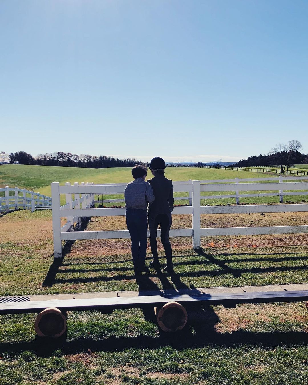 白澤貴子さんのインスタグラム写真 - (白澤貴子Instagram)「Horseriding day🍁  ここに来たのは2,3年ぶりくらいかな？  アイランドホースリゾートがオーナーを変えて今年生まれ変わり、引退馬のセカンドライフを築く @nasufarmvillage へ。  日本一美しい乗馬クラブと言わしめるその雄大な景観はそのままに、 @saekoofficial さんのセンスも加わってお洒落度が増していました。  クラブは祝日ということもあってか、屋外のカフェが朝から大盛況。  私も実は日頃から殺処分される馬を減らすために日本で乗馬をもっと広めたいと考えていて、もちろんここもわずかながら支援させていただいたのでなんだか嬉しい。  1,2年後には温泉付きの宿泊施設のオープンも計画されているそう。  個人的には、あの立派な屋根付きの馬場が使われずにいるのは勿体ないのでレッスン再開と、桜並木の丘の駈歩外乗の復活が、いつか叶うといいな🤍と願いつつ…  どんどん進化していくこの場所のこれからがとても楽しみです♪  #馬ネタ続きでごめんなさい #未経験者や子どもも外乗できるので皆さん是非 #_tahco_et_cheval」11月23日 22時07分 - takakoshirasawa