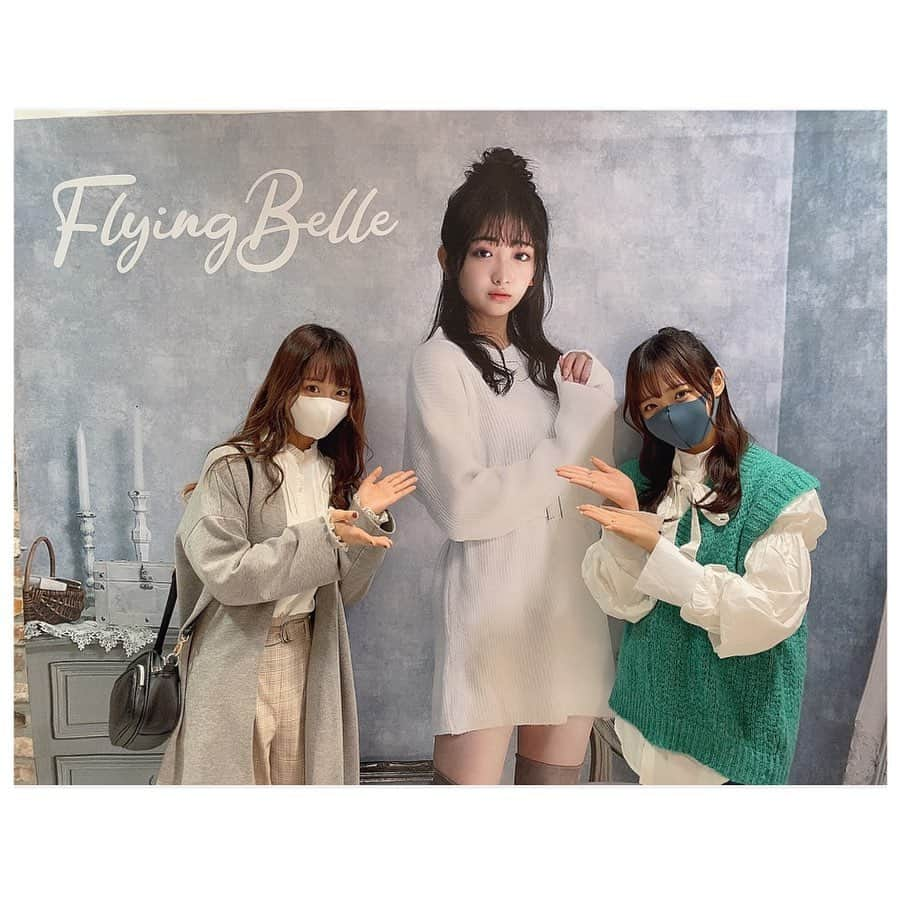 岩城優里のインスタグラム：「🔔 . 同じ事務所の翔鈴ちゃんがプロデュースしているブランド 《FlyingBelle》の展示会に行かせていただきました🤍 . . 形にこだわった可愛いお洋服ばかりでとても素敵だった💭💭 オーダーもしてきたので届くの楽しみです︎︎︎︎︎☺︎ . . . 恐らく舞台ぶり(?)にお会いすることも出来て 相変わらず可愛かった(*´ｰ`*)♡ . . オンラインショップもあるそうなので是非💫 改めてアパレルブランド立ち上げおめでとうございます🤍 . . . #石川翔鈴 ちゃん #flyingbelle  #展示会 #アパレルブランド #劇団0話 ぶりに💭 #プラチナムプロダクション #ファッション  #fashion #秋冬 #秋冬ファッション」