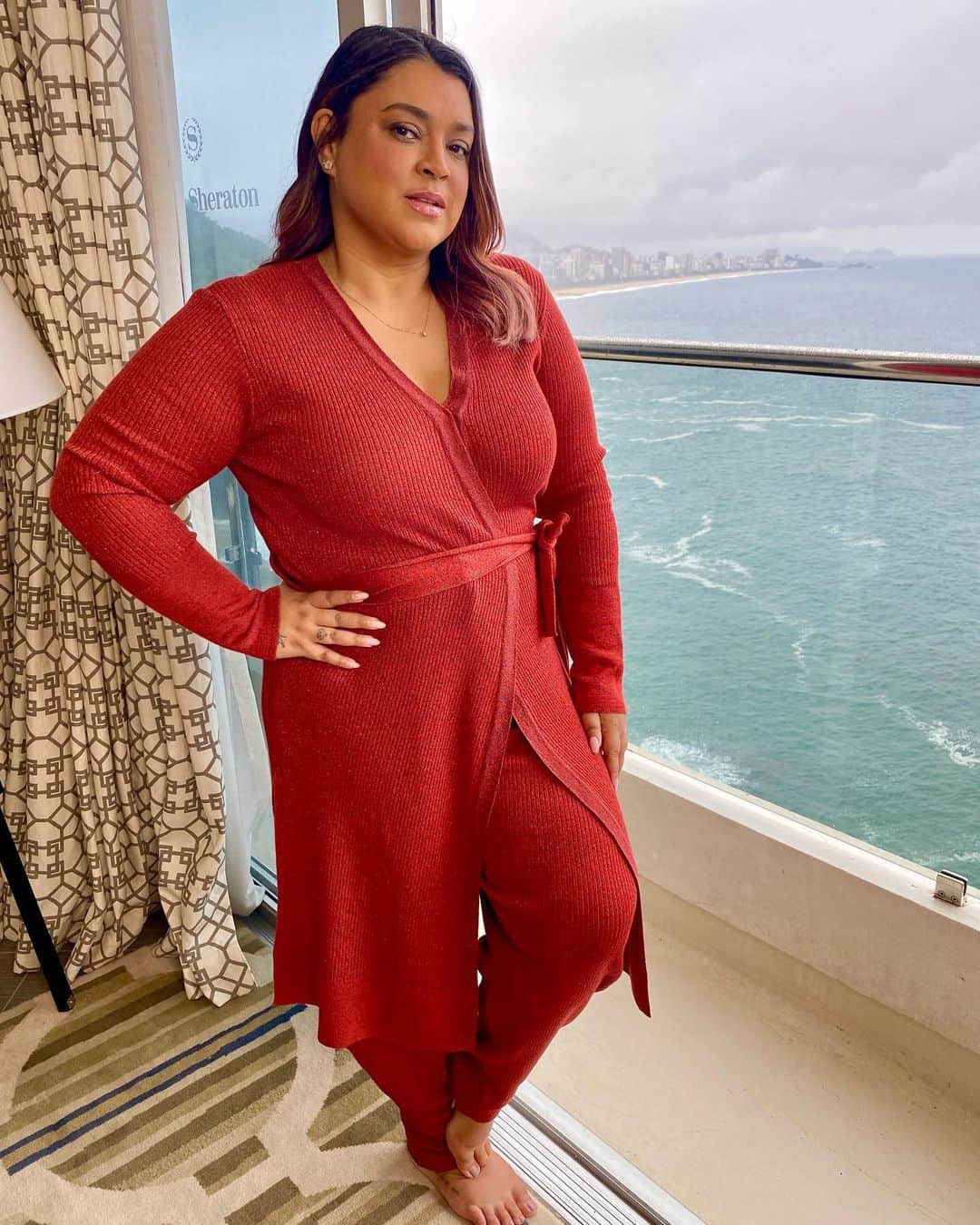 Preta Gilのインスタグラム：「Ah uma foto vestida pra variar um pouquinho kkkk mas esse post é o começo de uma série de agradecimento a toda equipe do @sheratonrio por nos receber aqui com todo amor e cuidado durante os últimos 50 dias !!!! Vivemos tantas emoções por aqui!!! Já estamos com saudade !!! #sheratonrio」