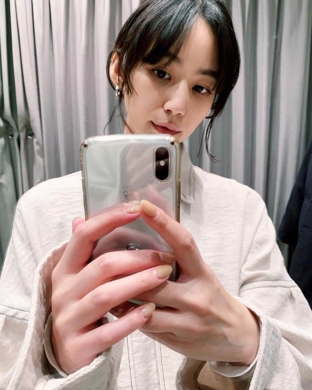 Shiho Sasakiのインスタグラム：「前髪がどんどん伸びてきております🌳 髪切ってからほとんど下ろしてるけど シャツとか首が詰まってるトップス着る時は たまに無造作に一束結び⭕️ さて、明日からまた1週間頑張ろう✨ #hair」