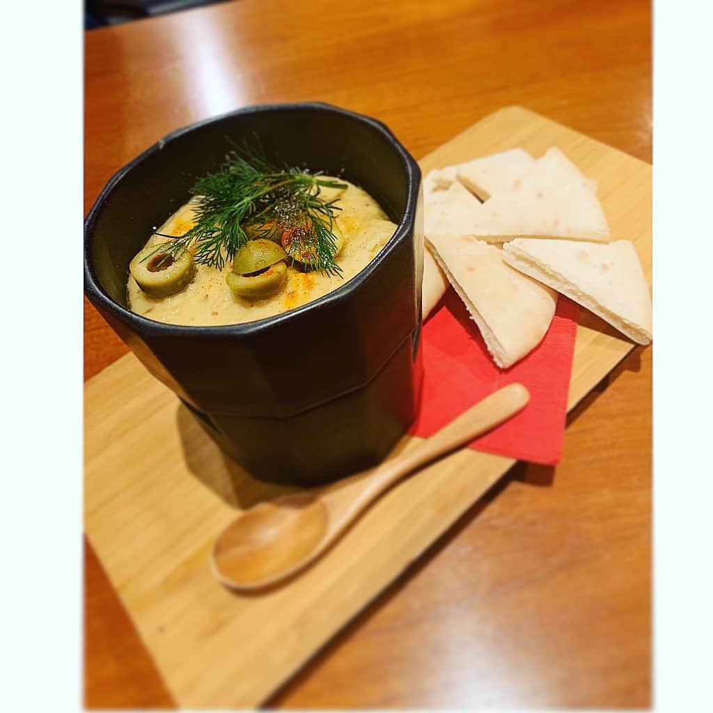 七瀬遥のインスタグラム：「大好きなフムス😋🥖  宇宙は本当に最高最善😆🌈 何が起きるか分からない🤣✨ 毎日楽しい〜😄💖  ハート(心)❤️の声に従って行動すれば 全ては最高最善の事しか起こらない🤗  #宇宙#最高最善#フムス#ひよこ豆#オリーブ#美味しい#delicious#good#friend#happy#love#happiness#good#smile#tokyo#japan」