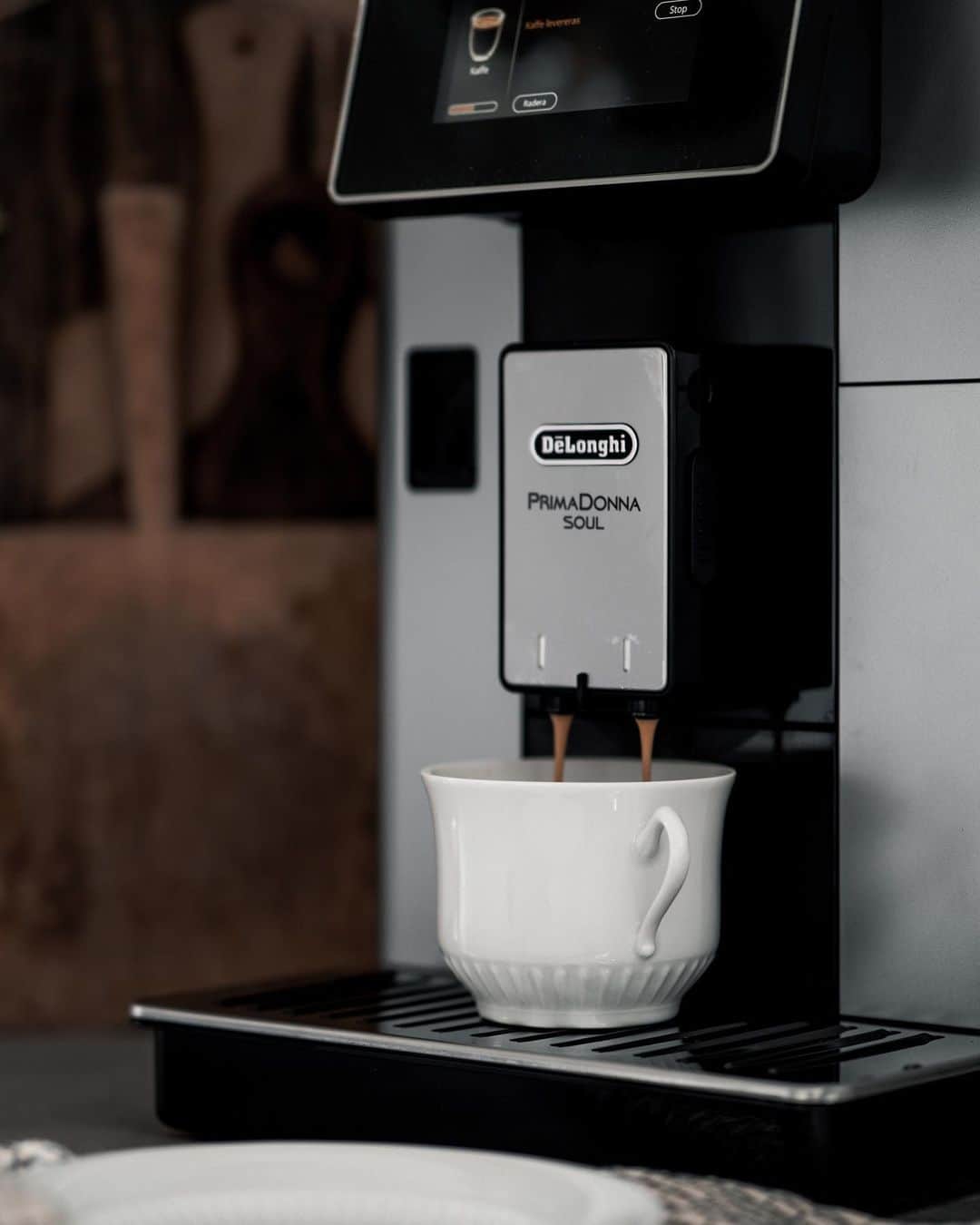 De'Longhi Sverigeのインスタグラム：「Vår PrimaDonna Soul har Bean Adapt-Teknologi som innebär att kaffemaskinen automatiskt anpassar inställningarna beroende på vilken böna du valt - allt för att brygga den perfekta koppen, varje gång! ☕️💙 📸 @rutavitesson #delonghi #seriousaboutcoffee #kaffekärlek #coffeelove」