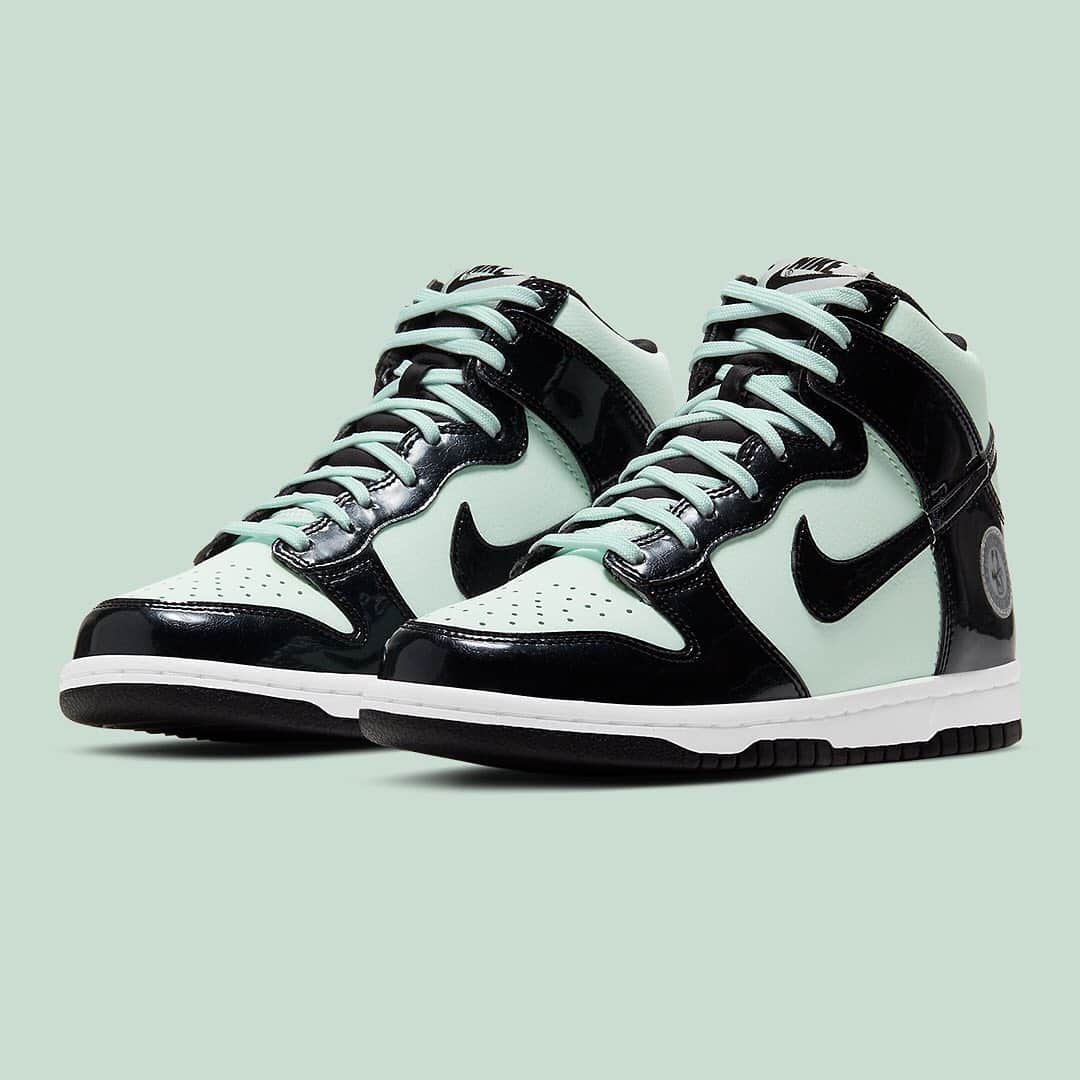 HYPEBEASTさんのインスタグラム写真 - (HYPEBEASTInstagram)「@hypebeastkicks: @nike has officially unveiled a Dunk High crafted exclusively for the 2021 @nba All-Star Game. Visually, this high-cut variation effectively merges together tones both neutral and pastel. The former is marked by the overlays and Swooshes which are submerged with glossy black patent leather, while the latter boasts minty green tumbled leather. Located on the lateral heels, a translucent, circular badge is ornamented with Nike and NBA logos with the words “All-Star Indiana Indianapolis” which points to the destination in which the 2021 star-studded hoops teams will battle it out on the court next year. Stay tuned for more info.⁠⠀ Photo: Nike」11月24日 9時09分 - hypebeast