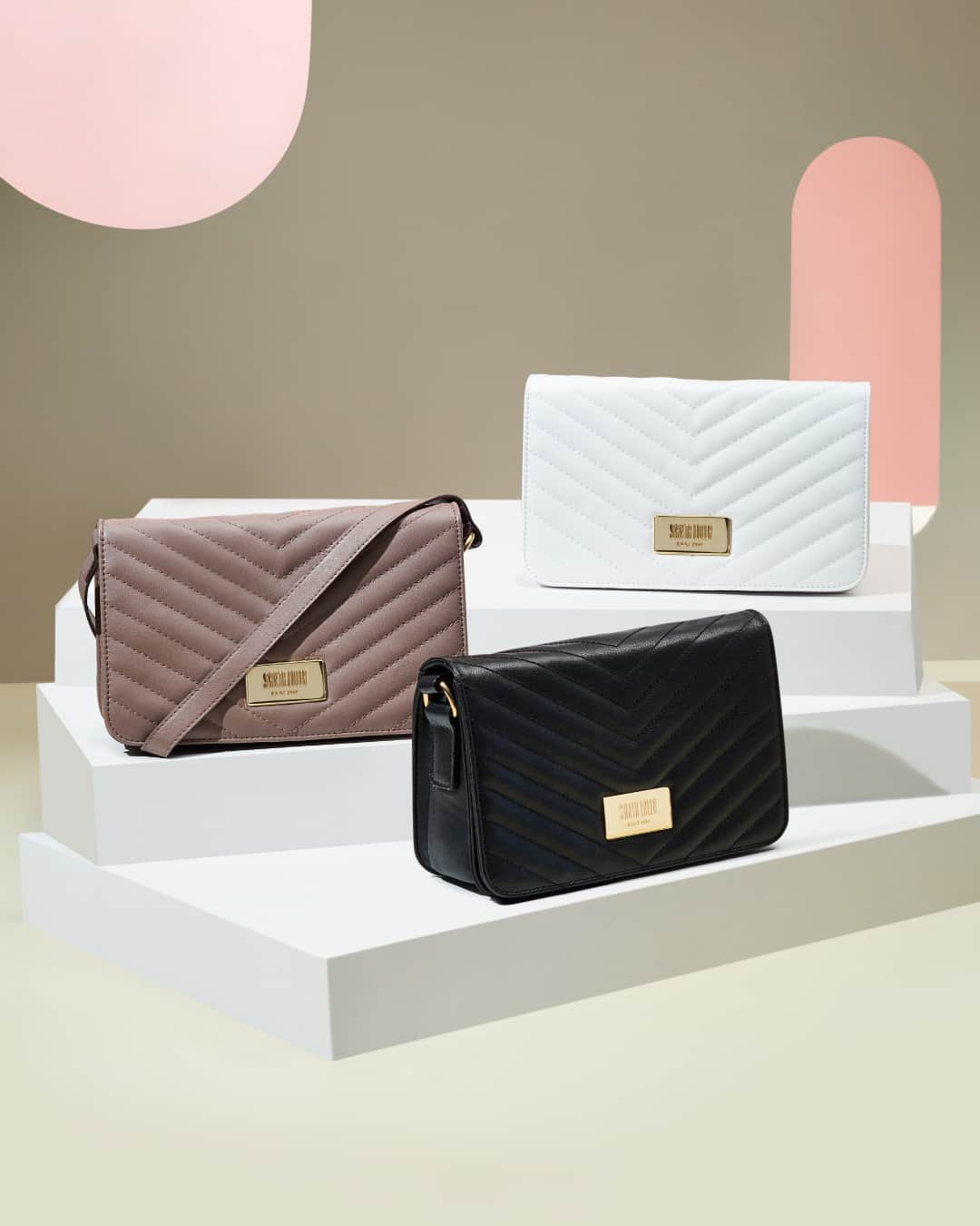 Santa Lollaのインスタグラム：「Nosso modelo tiracolo é uma versátil bolsa para o dia a dia corrido, mas também pode ser usada como clutch. Qual a sua cor favorita? [ R$189,90 cada ] #santalollaverao21 #SLhandbags #clutch」