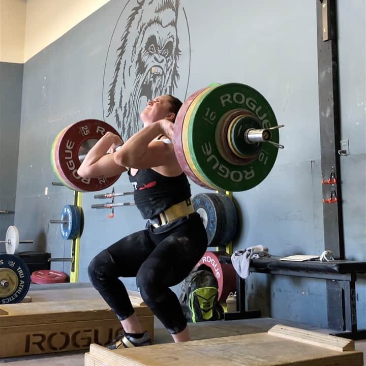 マッティ・ロジャーズのインスタグラム：「Low energy, low motivation, but at least the effort was there. That’s just how it is sometimes & while it sucks & isn’t enjoyable in the slightest, it makes you more grateful for the days that you are entirely “there”. Probably had more of these kind of days this year than any others, but I know the work will shine through when better days eventually come.   135kg x 2 for an odd combo of probably my best position & definitely my worst position. BW 75.8.   @2poodperformance @xendurance @roguefitness」