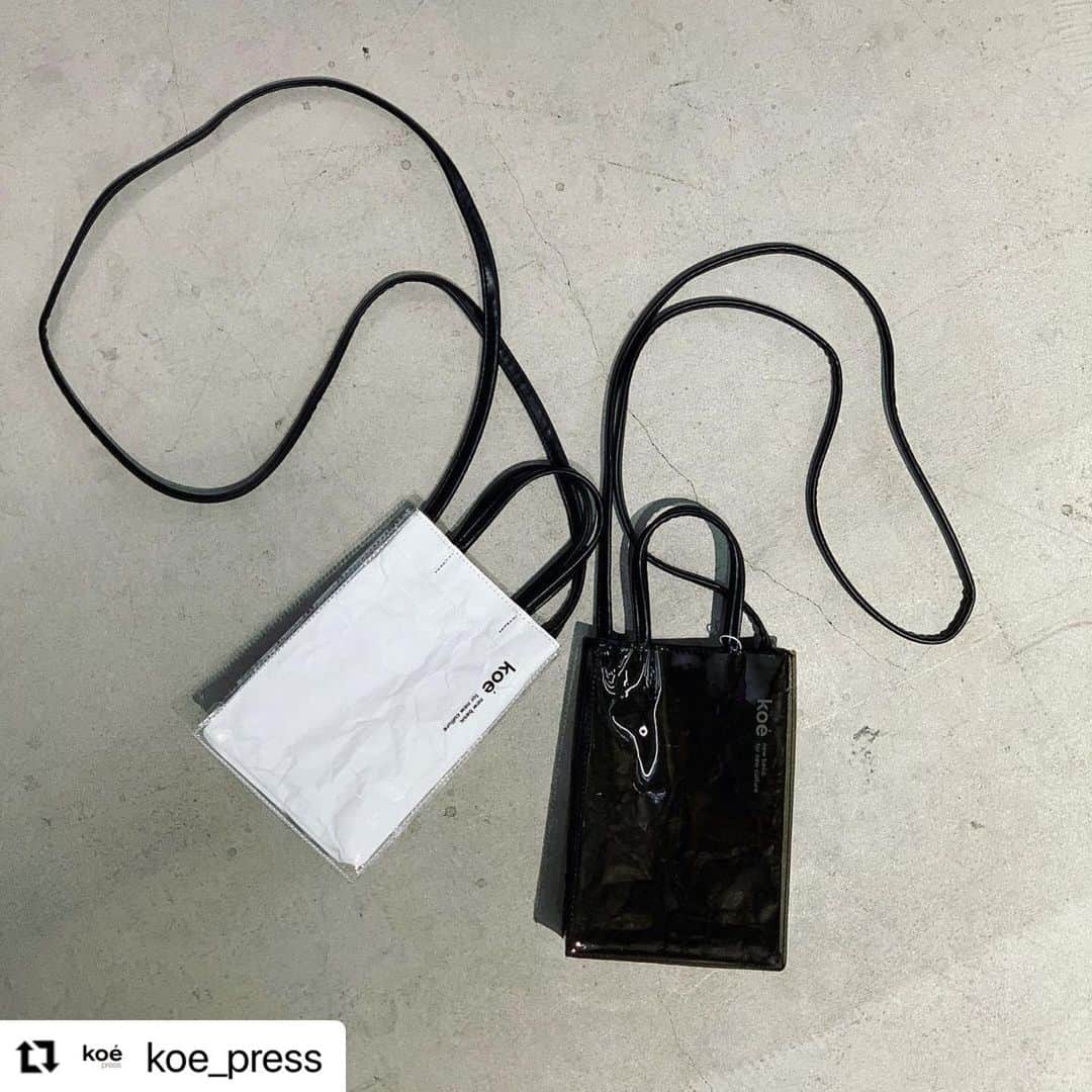 コエのインスタグラム：「#Repost @koe_press with ・・・ 【koeトートS】 .  独特なシワ感のある素材とクリアなPVC素材のコンビデザインで、モードな印象に仕上げたミニトートバッグ。 .  斜め掛けもできるショルダーベルトが付いているのも便利なポイント。 スマホやお財布をはじめとした、必需品が収まるコンパクトなサイズ感が魅力的なアイテムです。 .  #koe #shibuya #ootd #fashion #code #pvcバッグ #ファッション #アパレル店員 #コーディネート #メンズファッション #レディースファッション #トート #トートバッグ #ジェンダーレス #ユニセックス #プチプラアイテム #置き画 #プチプラアイテム」