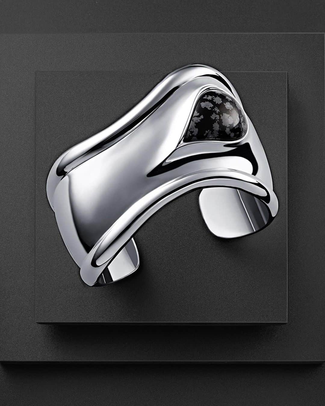 HYPEBEASTさんのインスタグラム写真 - (HYPEBEASTInstagram)「@hypebeaststyle: @tiffanyandco and Elsa Peretti have updated Timeless Bone Cuff for its 50th anniversary. The Bone cuff has been transformed from an admirable antique into covetable contemporary essential, offered in glistening onyx black and sterling silver alike. Peretti first designed the Bone cuff in 1970, properly introducing it with her first Tiffany collection four years later. All five different Tiffany & Co. bone cuff styles will launch in-store and online at all Dover Street Market locations on November 24 and will be available until January 15, 2021, with prices ranging from $450 USD to $2,700 USD.⁠⠀ Photo: Tiffany & Co.」11月24日 7時41分 - hypebeast