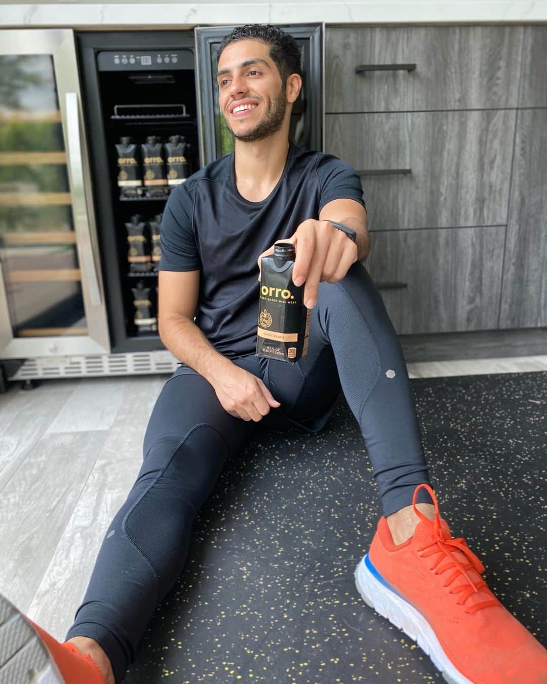 メナ・マスードのインスタグラム：「Post workout I’ve been getting a lot out of these @drinkorro mini meals – vegan, packed with 16 grams of plant based protein, 23 vitamins and minerals, and just so damn convenient. 💪🏽   🌱  For a limited time, enjoy 30% off your #drinkorro purchase with the code MENA30. See what all the hype is about and why this #vegan meal replacement is seriously one of my favorites! #forthehungry #orro_partner」