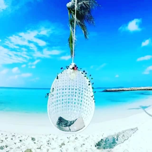 ニコール・ミッチェル・マーフィーのインスタグラム：「Looks so dreamy Repost from @asiaescapes • Swinging in the Maldives 🏝 Would you like to travel here? . . 📷: @maldivestribes #yFoy  #everydayconfidence」