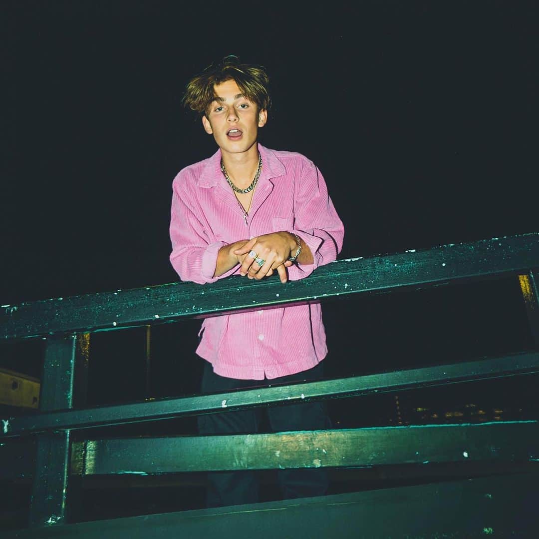 ジョニー・オーランドのインスタグラム：「1 month of #inro !!! ☁️ off to a crazy start already & it’s all cause of you guys. can’t wait to finally perform the ep on the virtual tour this weekend !」