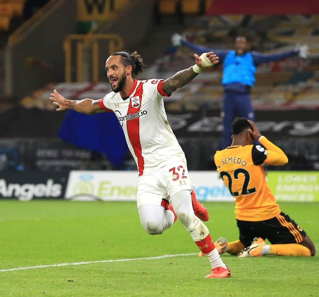 セオ・ウォルコットのインスタグラム：「Great feeling to get my first goal back in Saints colours. Shame we didn’t get all 3 points but it’s still a good point away from home 🔴⚪️」