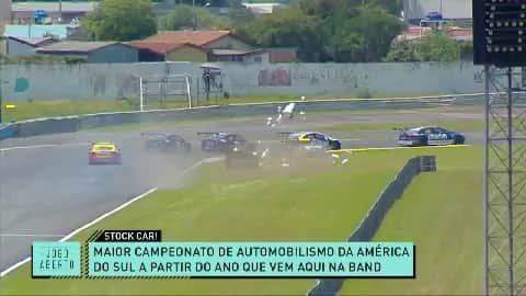 レナータ・ファンのインスタグラム：「Tudo bem que eu e o @atilaabreu51 namoramos há 12 anos e dois meses, mas, a @stock_car mal chegou na Band (comemorei muito nossa nova aquisição) e ele já “se convidou “ para o @jogoaberto Folgado este meu namorado, hein?! 😂😂😂 amo muito! Se ganhar vou mostrar e se bater no muro, também  kkkkkk」