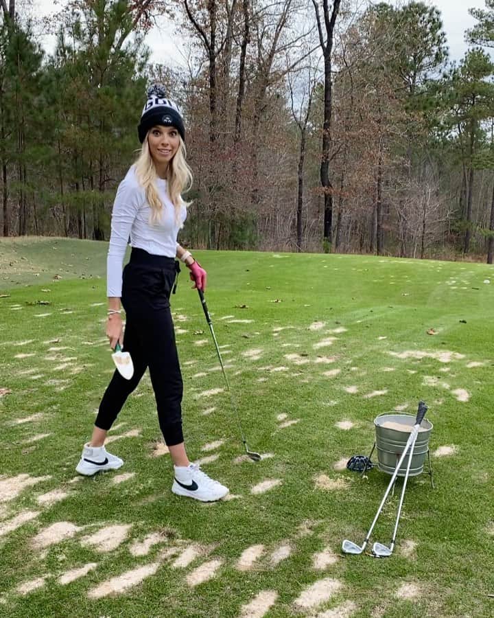 Elise Lobbのインスタグラム：「“Holy divots” 🤣🤣 if you guess the correct amount of divots you will shoot under par on your next round .... what are your guesses👇🏼🤣⛳️ #golf」