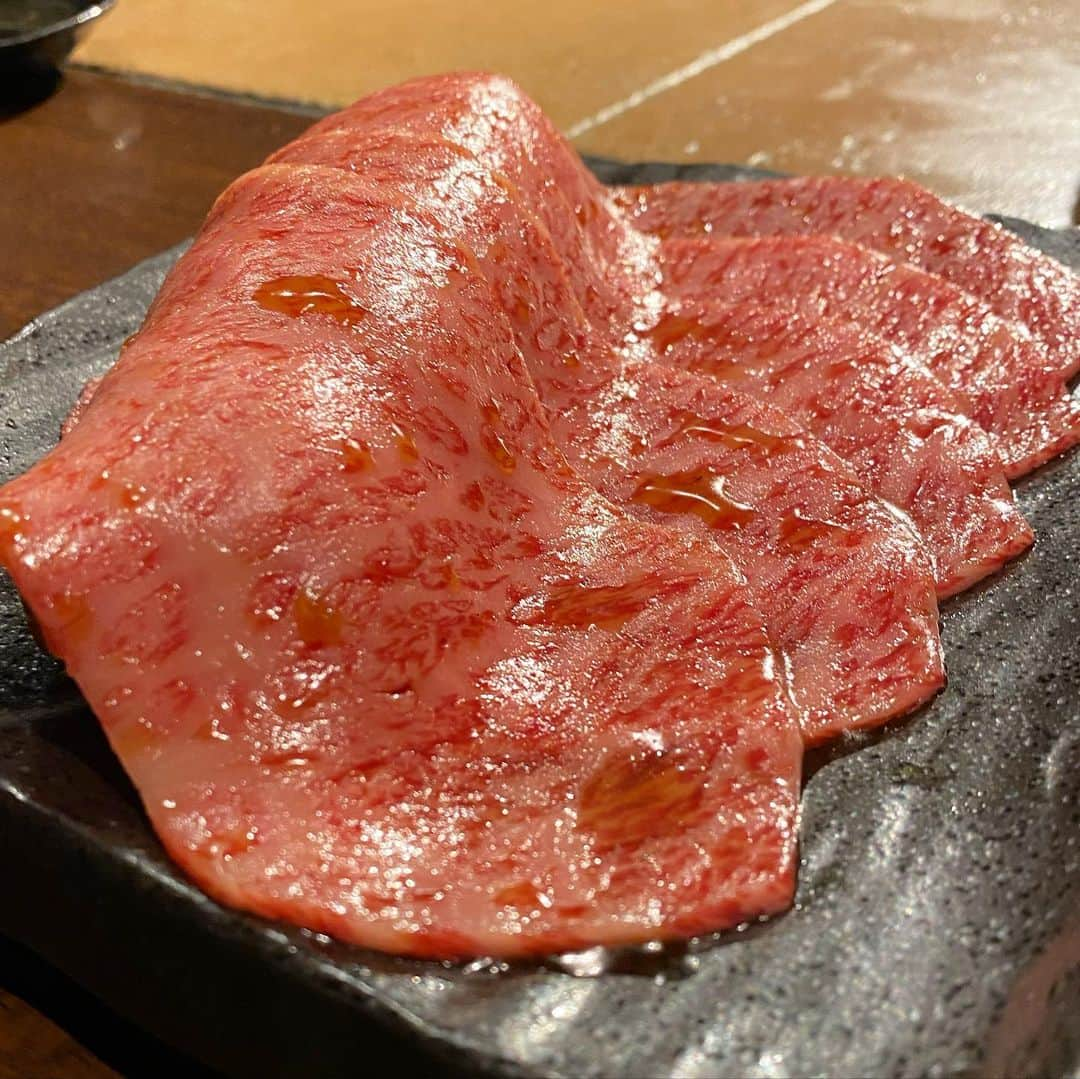 東京肉レポートさんのインスタグラム写真 - (東京肉レポートInstagram)「そしてサーロイン！コースの序盤にこれ持ってくる構成は「なかはら」を踏襲しているけれど、本家とはまた少し違う味わいが楽しめます！  価格帯：8,000円〜13,000円 オススメメニュー：サーロイン、厚切りタン  One of the best sirloin slices in Tokyo yakiniku scene !  #ふちおか #経堂 #経堂グルメ #焼肉 #タン塩 #肉 #和牛 #牛 #グルメ #東京肉レポート #肉レポ #fuchioka #kyodo #yakiniku #wagyu #beef #instafood #food #foodie #barbecue #bbq #tokyo #tokyo_wagyu_report」11月24日 7時44分 - tokyo_wagyu_report