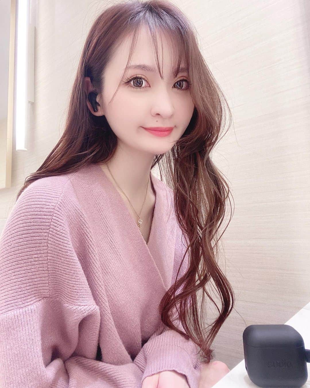 藤後 沙織 とうごさおりのインスタグラム：「お気に入りの @sudio の新作ワイヤレスイヤホンEtt(エット) ☻ アクティブノイズキャンセリング搭載だから、 今までよりさらにクリアで上質な音が楽しめます✨ 防水機能も付いてるので運動中にもぴったりです♥︎ 見た目もシンプルで洗練されてておしゃれ💓 ・ よかったらクーポン使ってね🎧 公式サイト専用クーポンコード: togo15  ※有効期限：2021/1/31まで   ・ さらにBlack Friday特別キャンペーン開催中です。 11月23日から11月30日までサイト内25％OFF、クーポン使用で最大35%OFFに！ 今ならFemtioを2台以上ご購入で、 Femtioキャリーポーチをプレゼント♫ 更に期間限定でギフト包装もプレゼント中💐 全国配送料無料 + Sudio Sphereご登録で3年間の製品保証付きだよ☻ 公式サイト　https://www.sudio.com/jp/ ・ #gm#sudio #sudiomoments #sudiojp #shapingsound #PR」