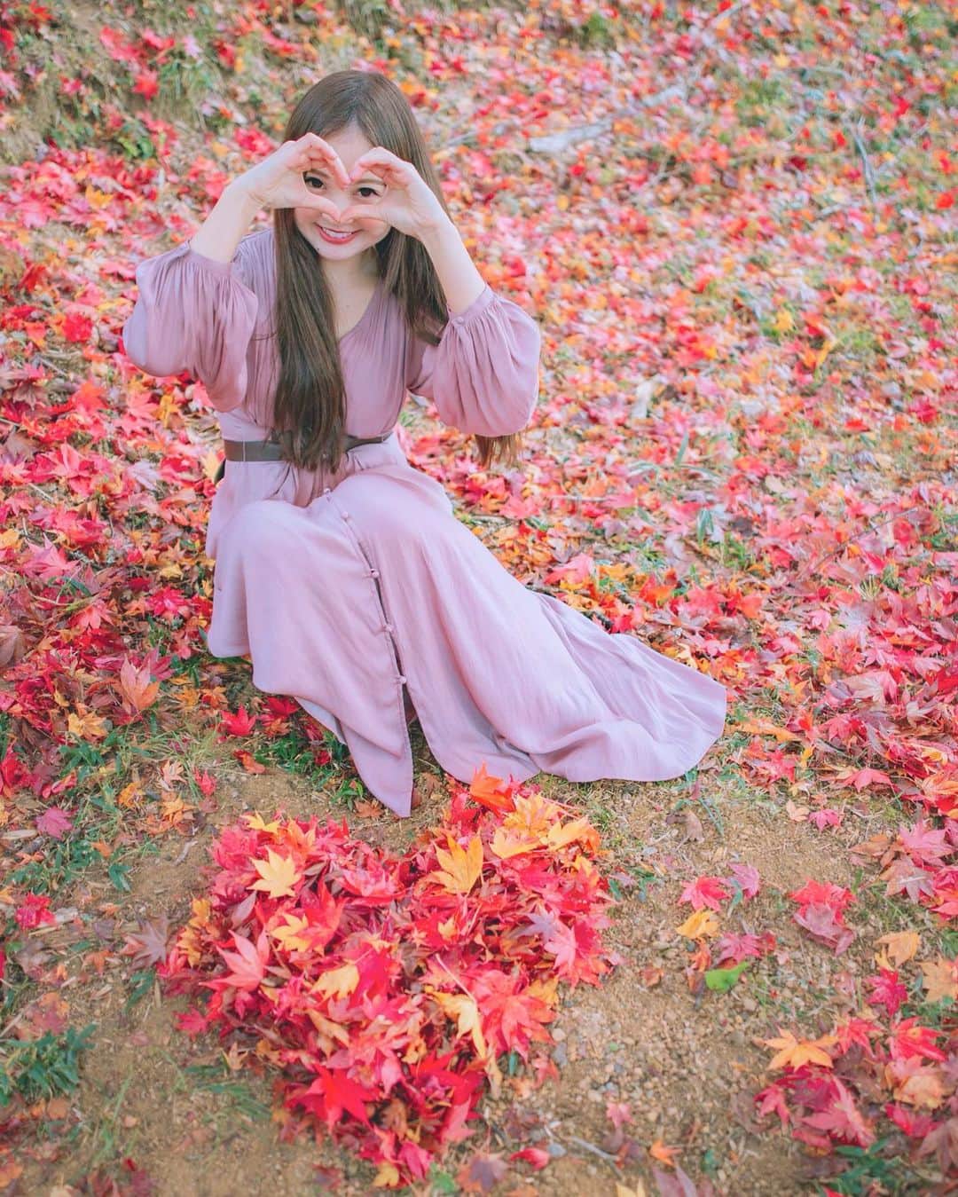 のインスタグラム：「🍂🍁 ❤  雨上がりの紅葉が鮮やかですごく綺麗だった！ ハートのもみじアート作ったよ♡ 連休明け頑張りましょう！  🌸  🌸 Photo @mina0822_photo  🌸  ❤ 🌸   ・  #daily_photo_jpn  #team_jp_ #IG_PHOS#japan_daytime_view#ポートレート #被写体 #genic_mag#instagram#IGersJP #retrip_nippon #hubsplanet  #カメラ女子 #カメラ好きな人と繋がりたい #ファッション #ファインダー越しの私の世界 #サロンモデル#tokyocameraclub #awesome_earthpix  #タビジョ#art_of_japan_ #hellofrom #ビジョビ #whim_member #earth_portraits #紅葉#japan_of_insta#retrip_nippon #写真撮ってる人と繋がりたい#gpw_members_only」