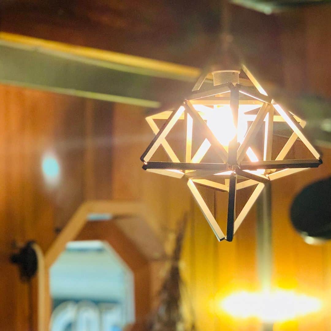 のインスタグラム：「. ✨🌟AMAZING COFFEE TOKYO NAKAMEGURO🔯✨ . 11月24日(火)から11月30日(月)までTOKYO NAKAMEGUROは、12:00から20:00までの営業となります(^o^)v☀️ . 11月30日(月)までの中目黒店・渋谷店の連動企画も是非、参加して限定缶バッジをGETしちゃいましょう⤴︎︎⤴︎︎💕 . AMAZING COFFEEが少しでもみなさまの癒しの場になりますように…🌈 . ※店休日を設けている店舗もございますので、詳しくは店休日カレンダーをご覧下さい。 ※缶バッジはどちらかおひとつお選びいただけます。 ※缶バッジ・スタンプカード共に数に限りがございますので、無くなり次第終了とさせていただきます。 ※缶バッジが無くなり次第、カスタマイズをお一つまで無料とさせていただきます。 . #AMAZINGCOFFEE #AMeCO #アメコ #Coffee #Espresso #TOKYONAKAMEGURO #缶バッジ #LIFE #六芒星 #中目黒 #中目黒カフェ」